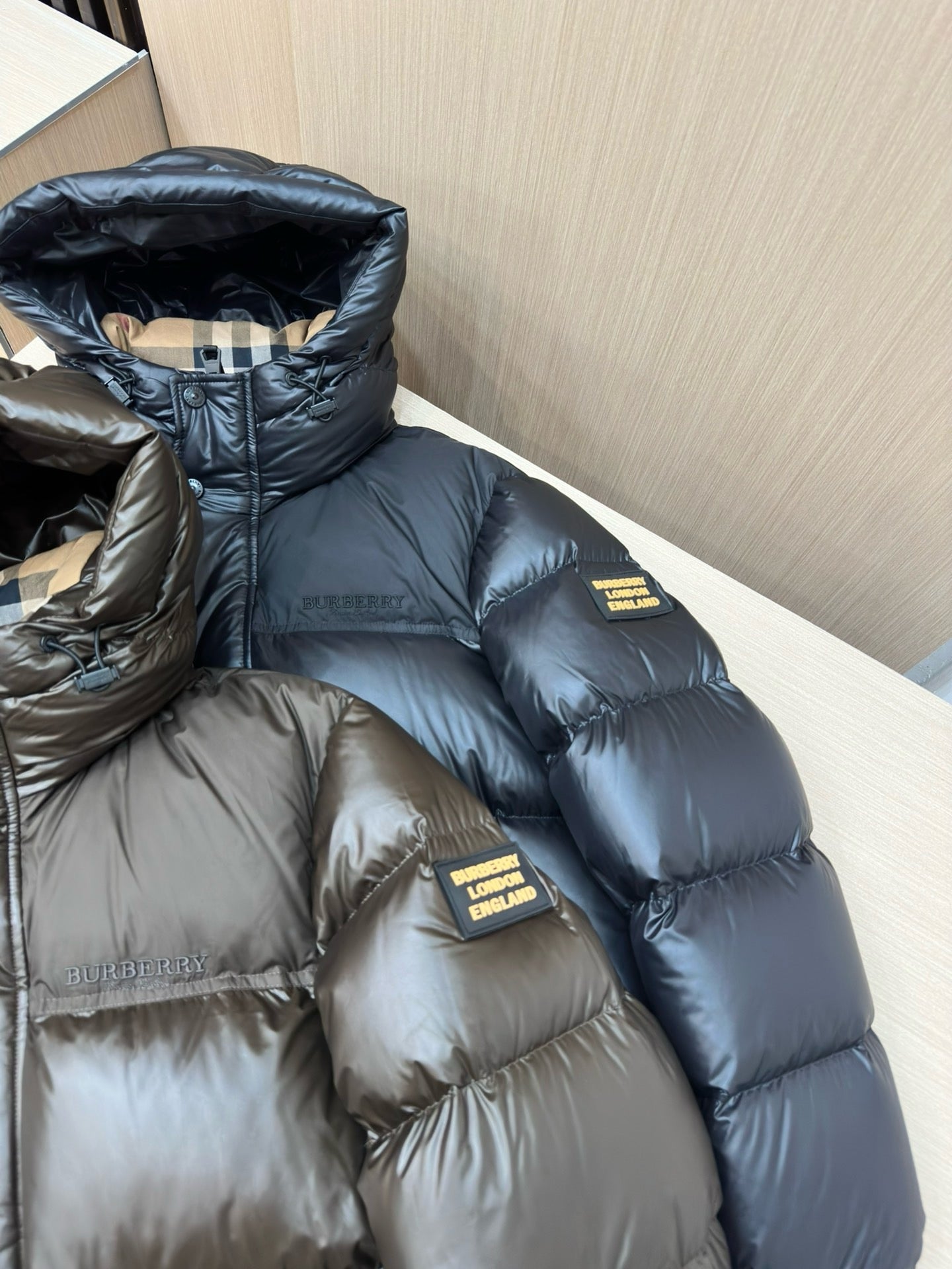 Schwarze und dunkelblaue Jacke