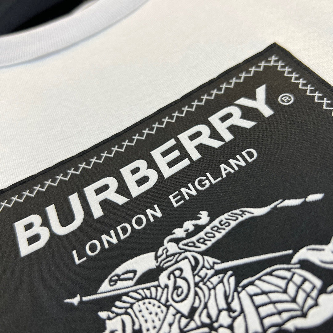 Schwarz-weißes T-Shirt