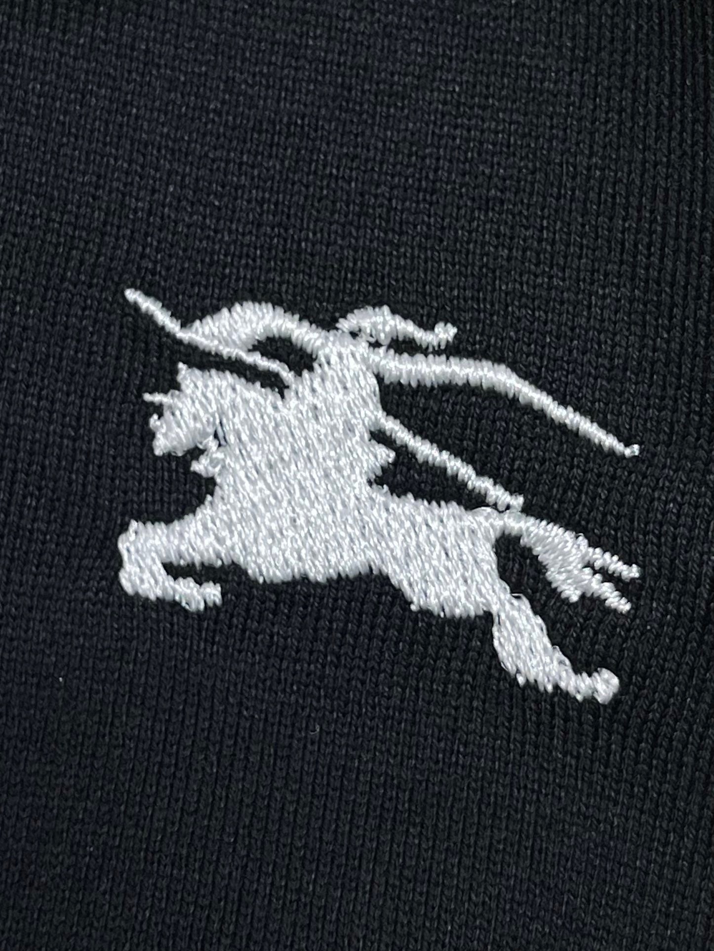 Schwarz-weißes T-Shirt