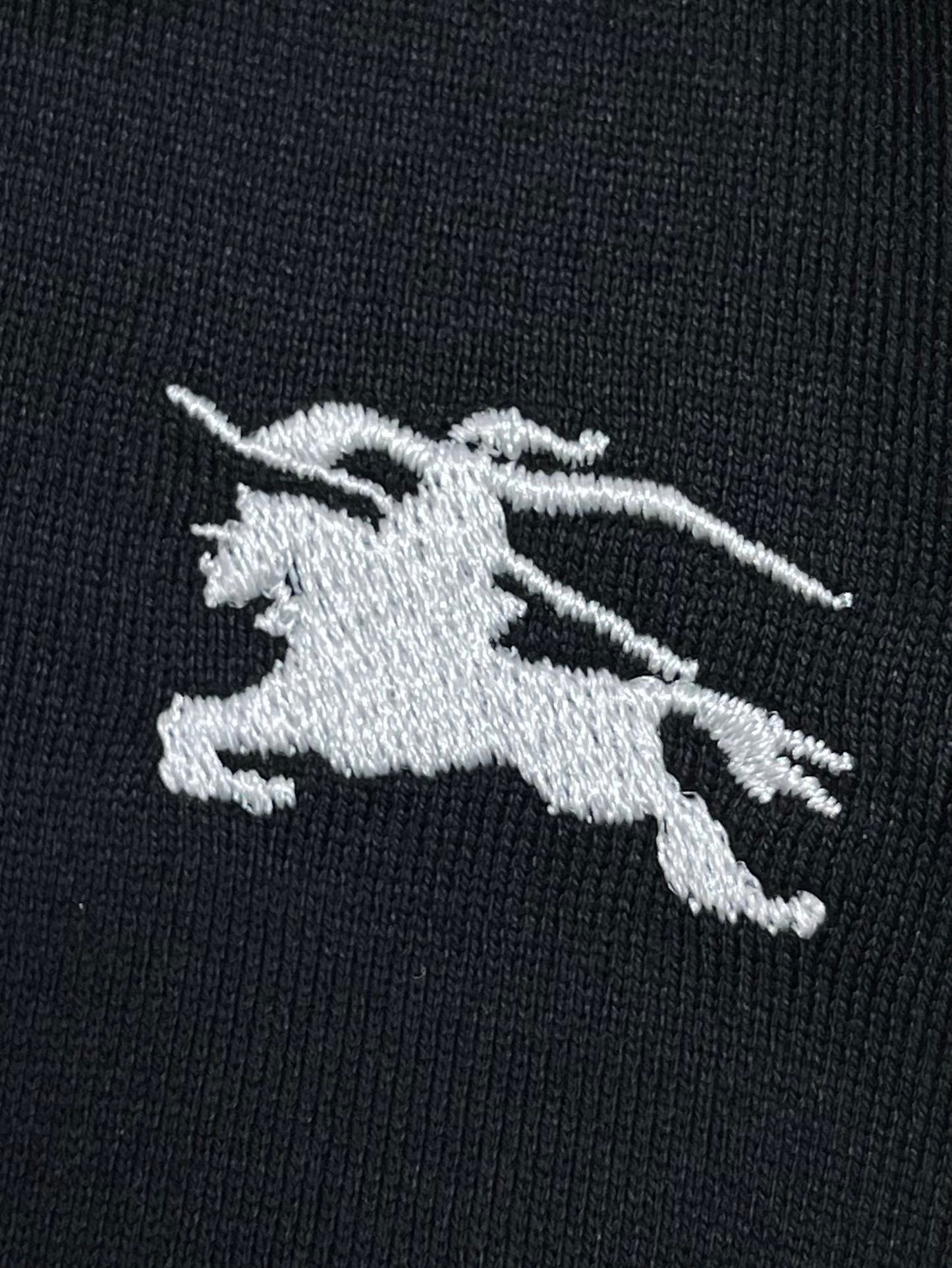 Schwarz-weißes T-Shirt