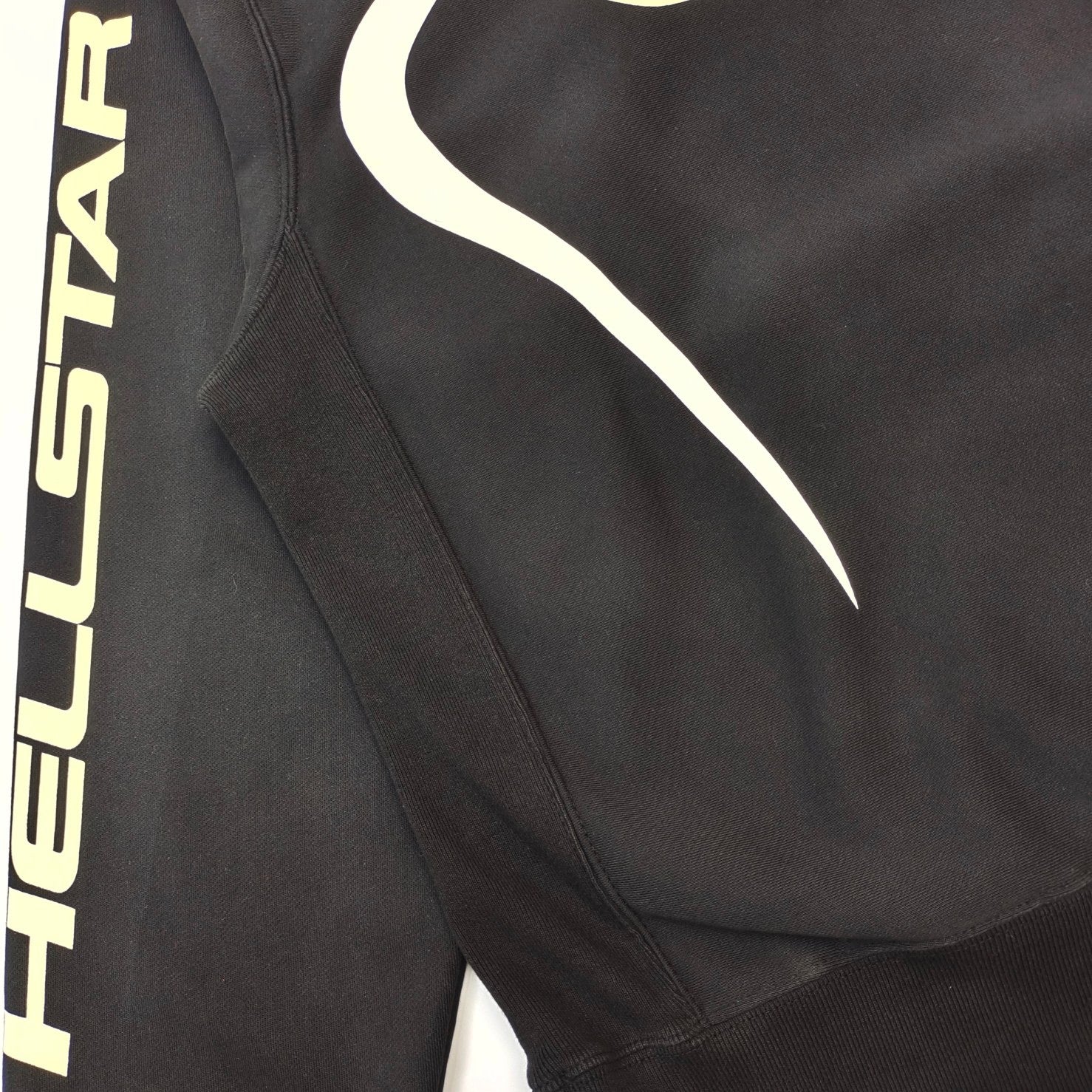 Schwarzer Hoodie