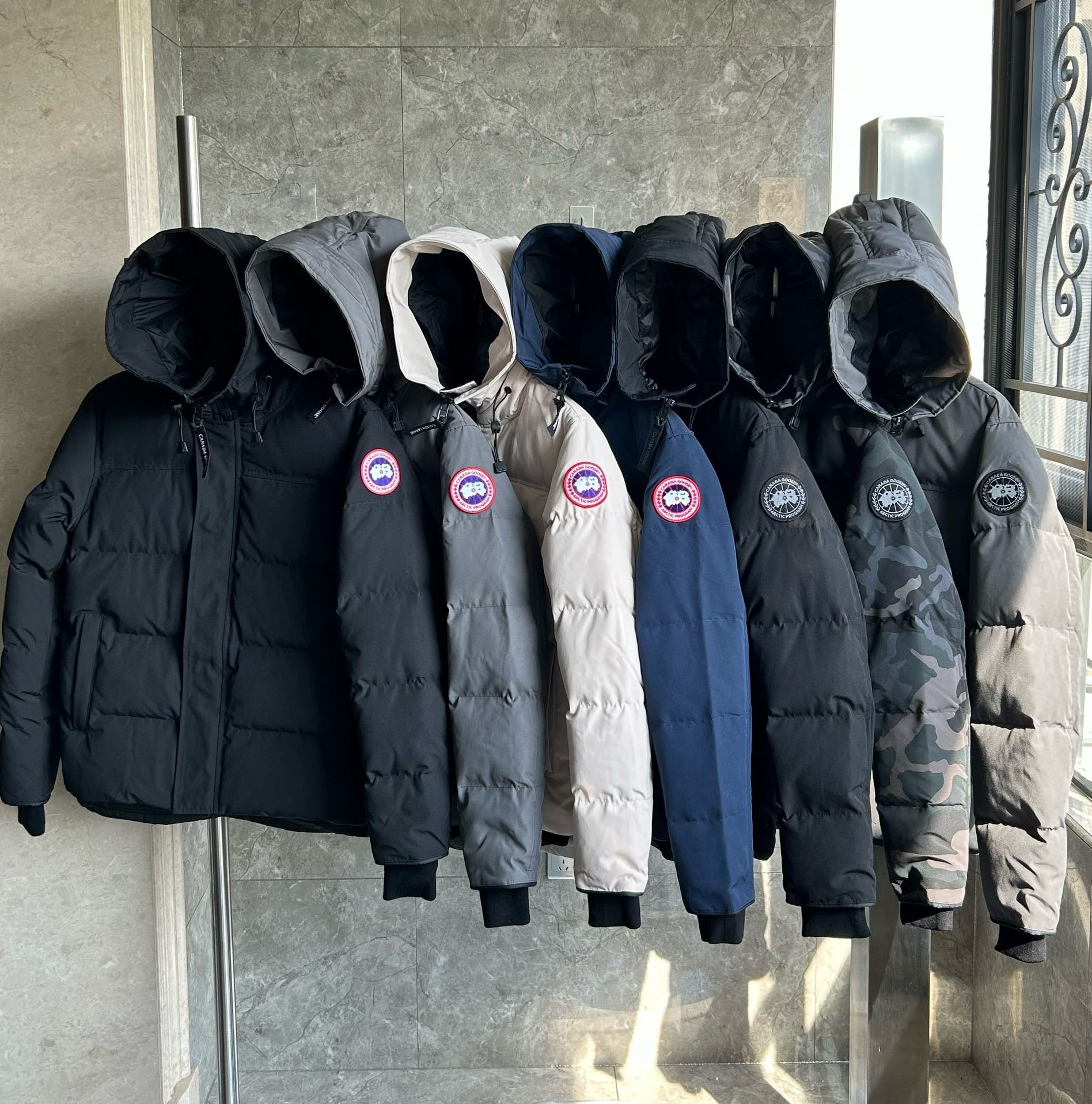 Weiße, graue, blaue und schwarze Jacke