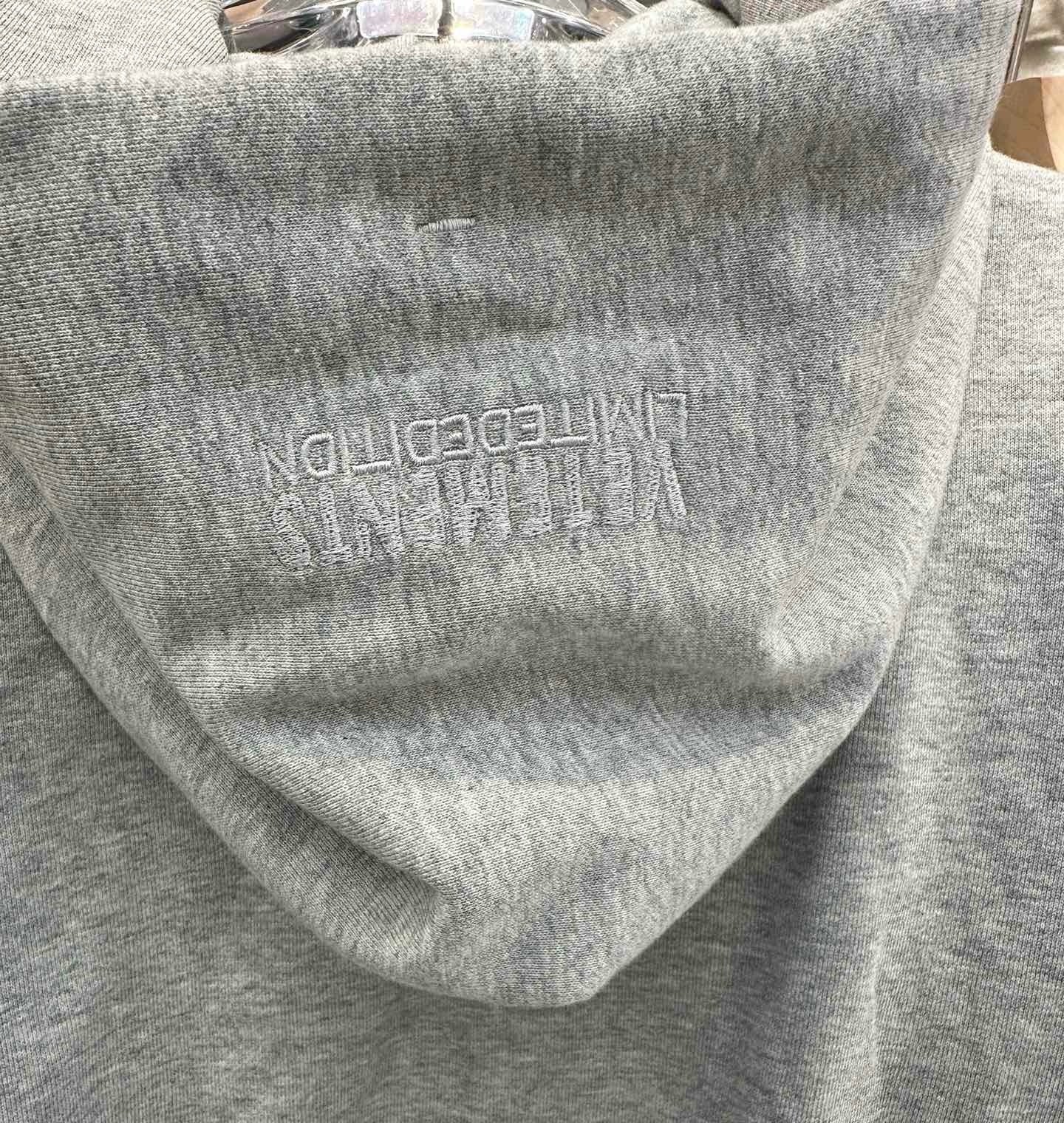 Schwarze und graue Jacke