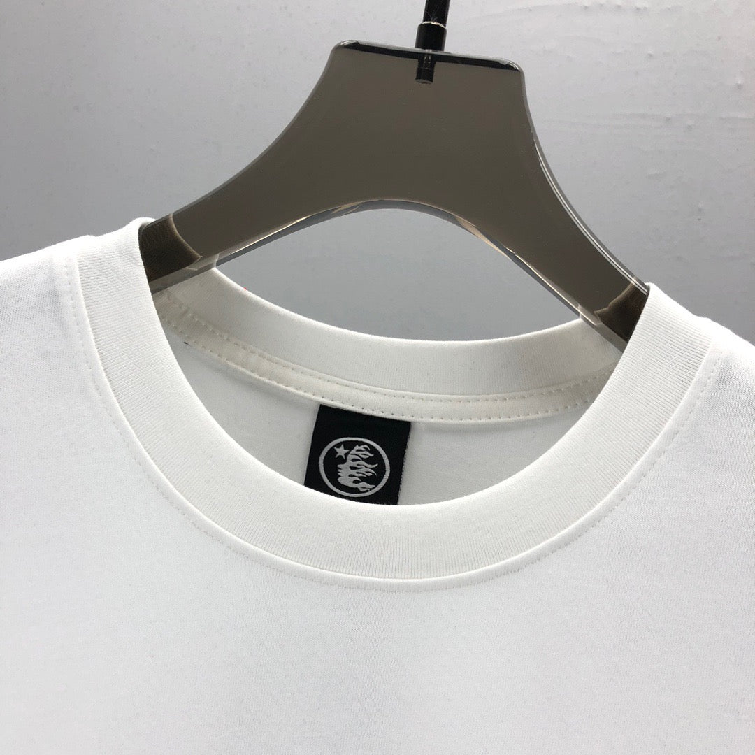 Schwarzes, weißes und gelbes T-Shirt