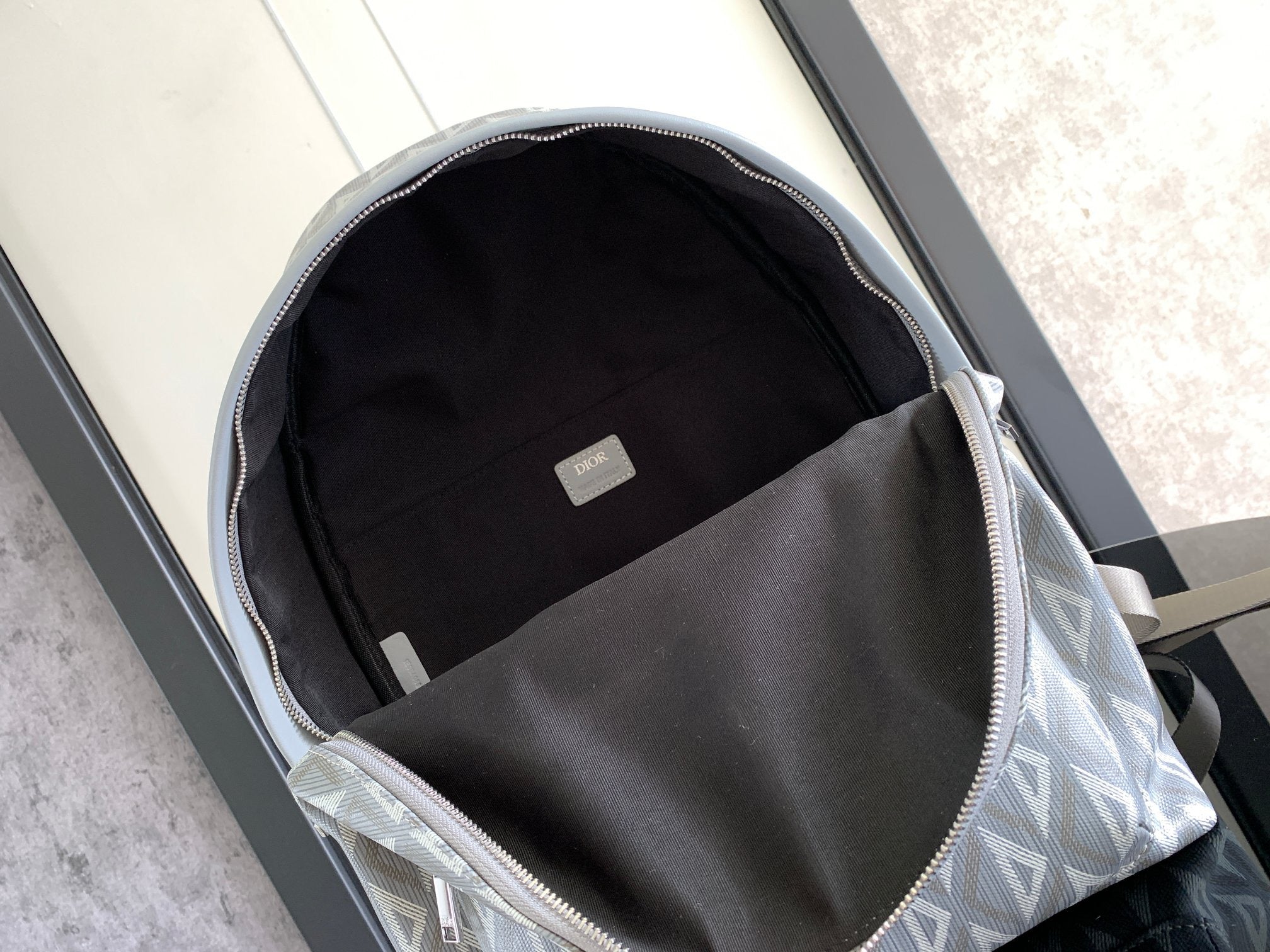 Schwarze und graue Tasche