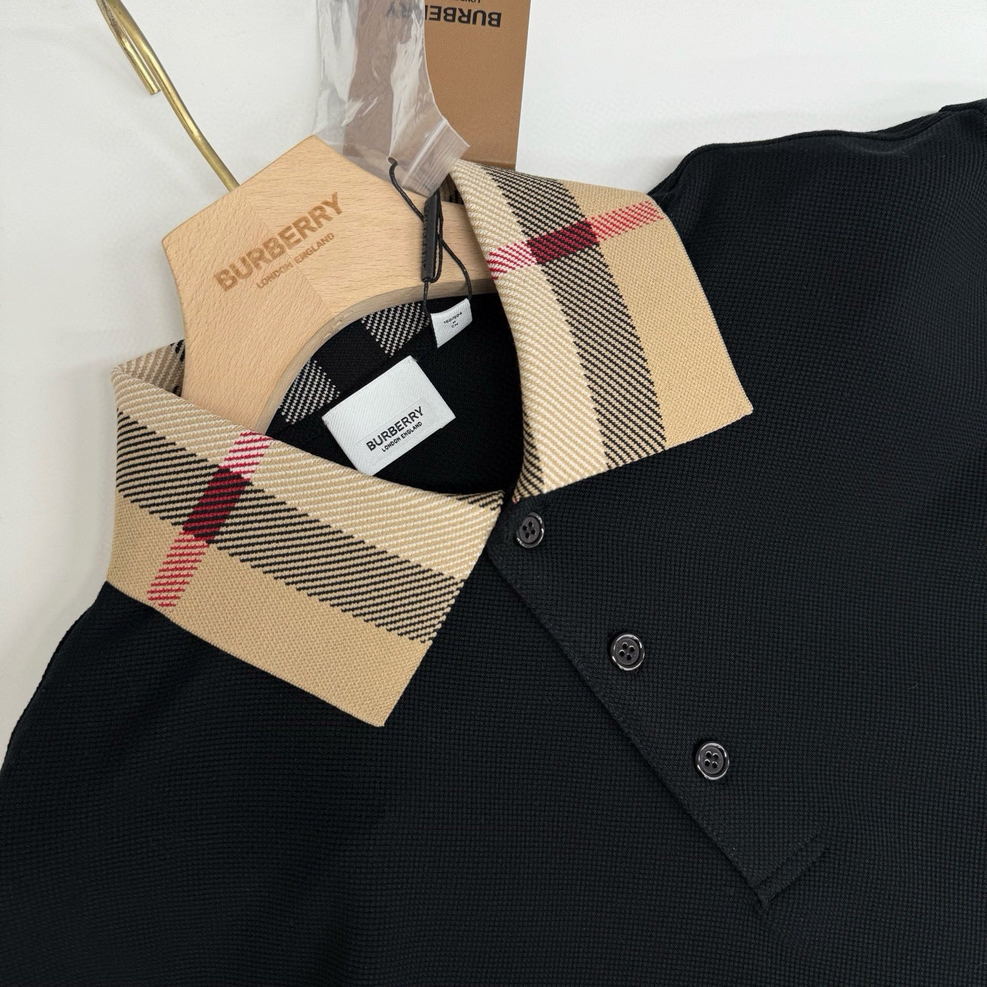 schwarzes und weißes Poloshirt