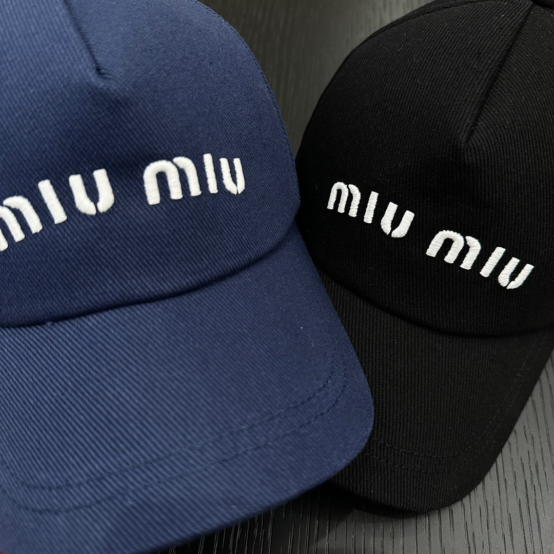 Schwarze und blaue Kappe