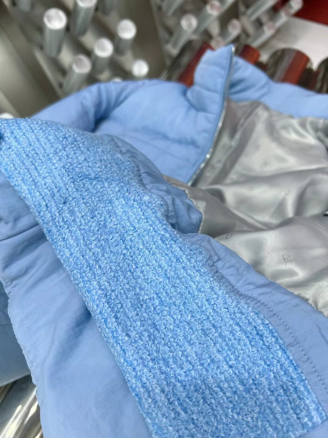 Schwarze und hellblaue Jacke