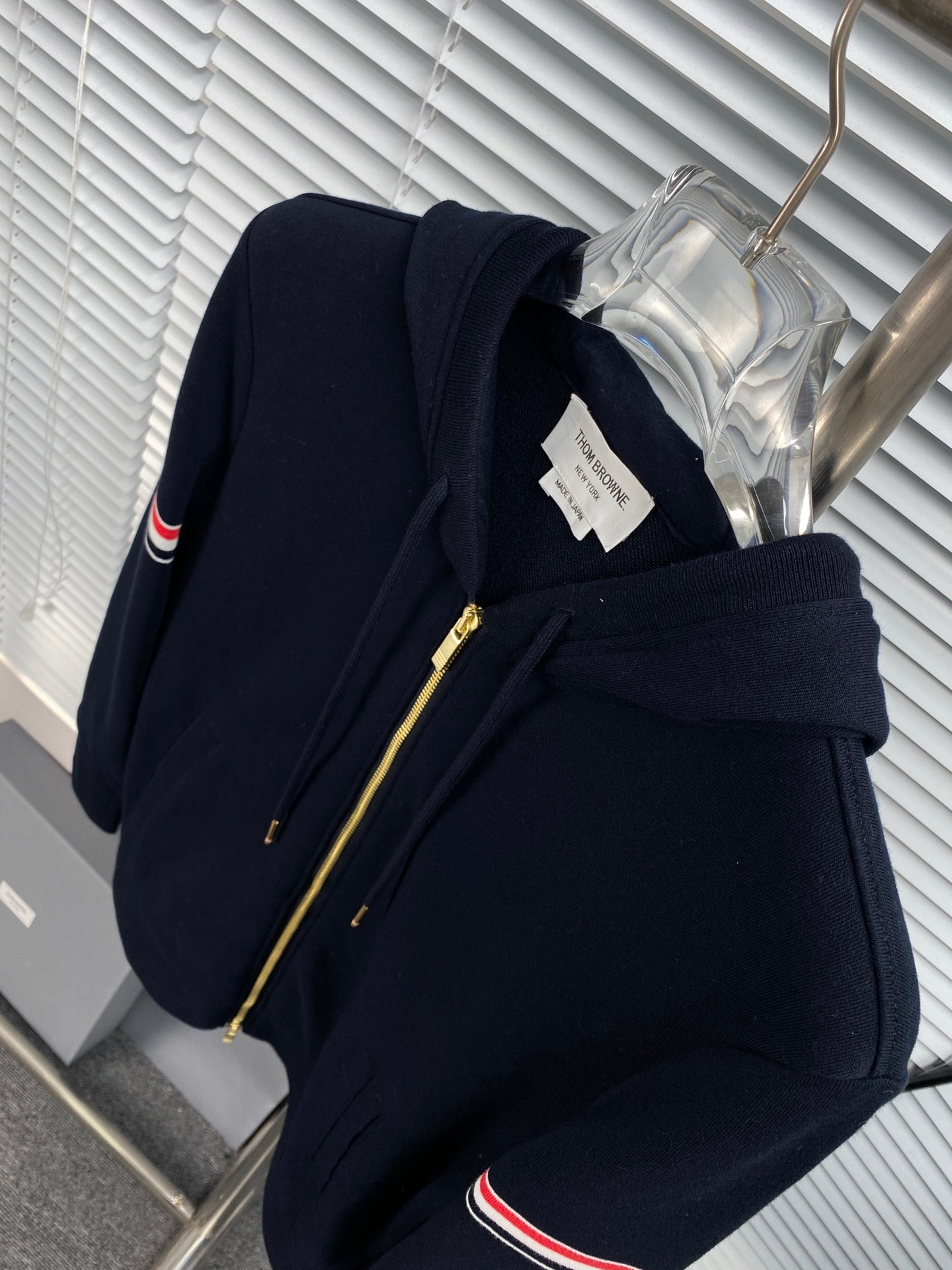 Dunkelblaue und graue Jacke