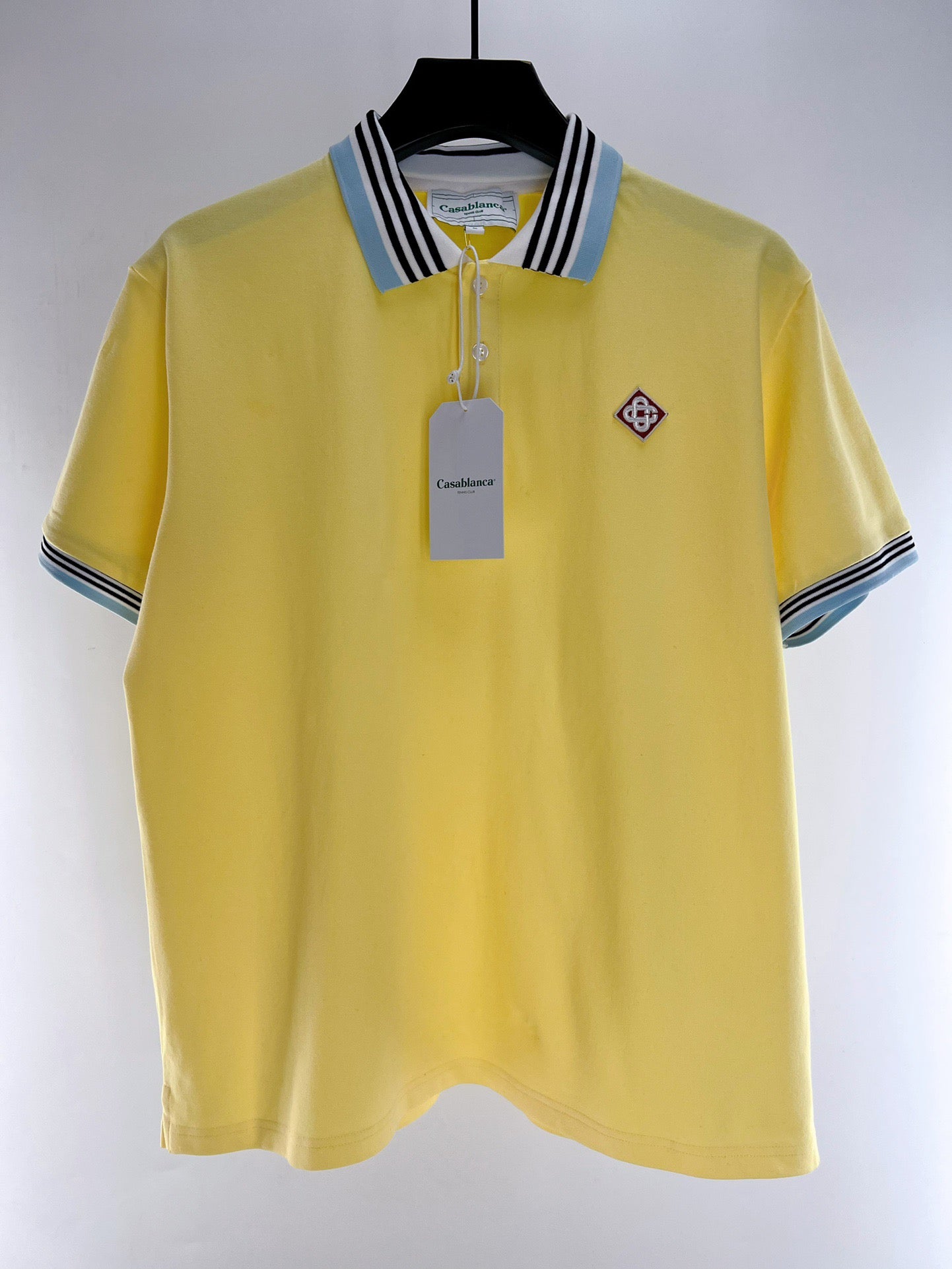 Gelbes und blaues Polo