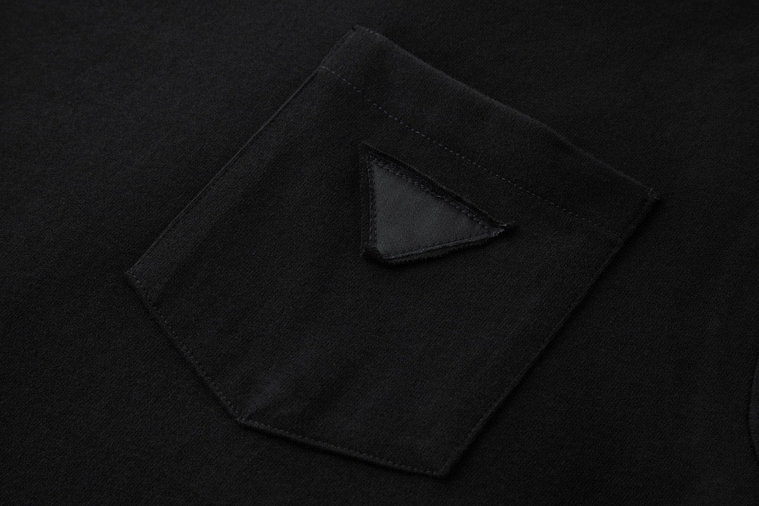 Schwarz-weißes T-Shirt