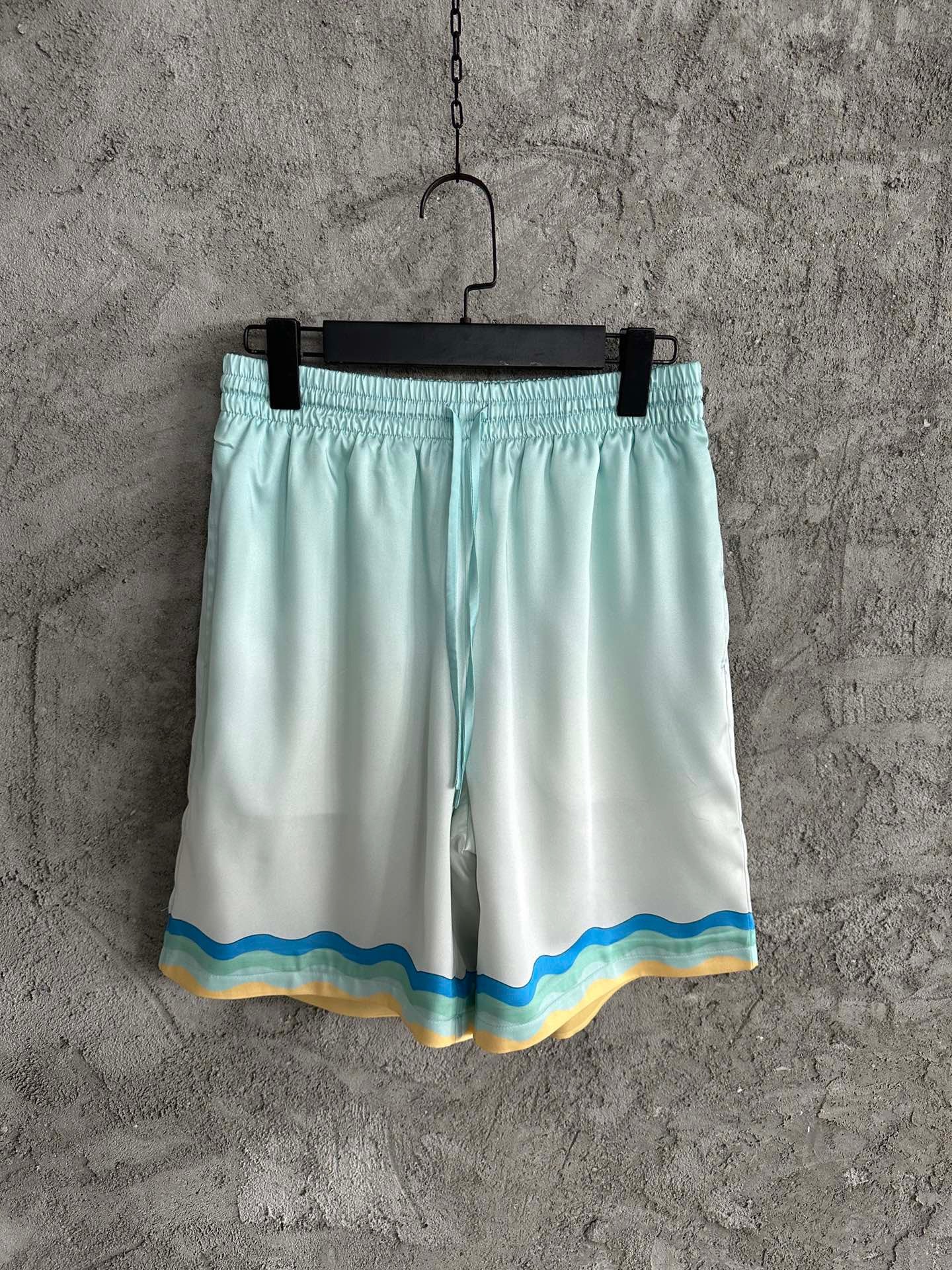 Himmelblaue Shorts