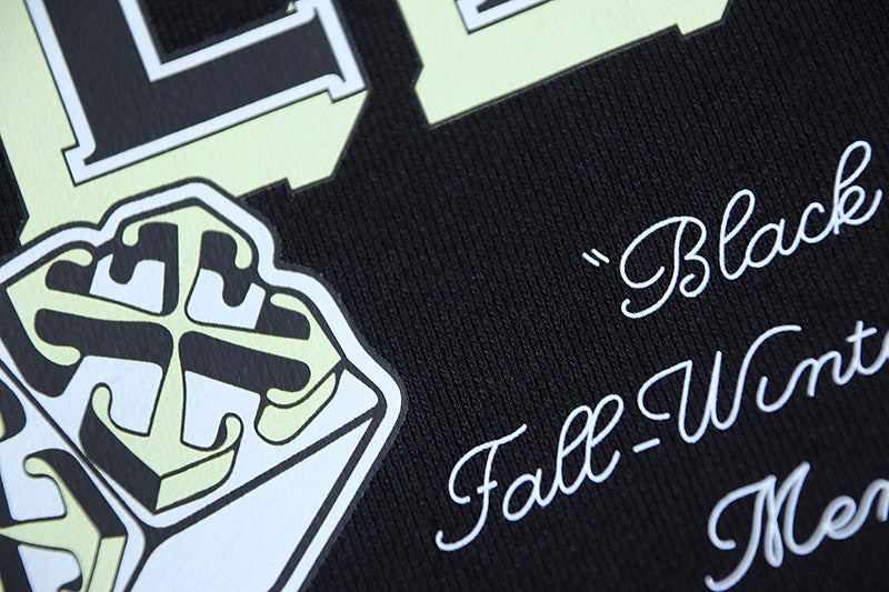 Schwarz-weißer Kapuzenpullover