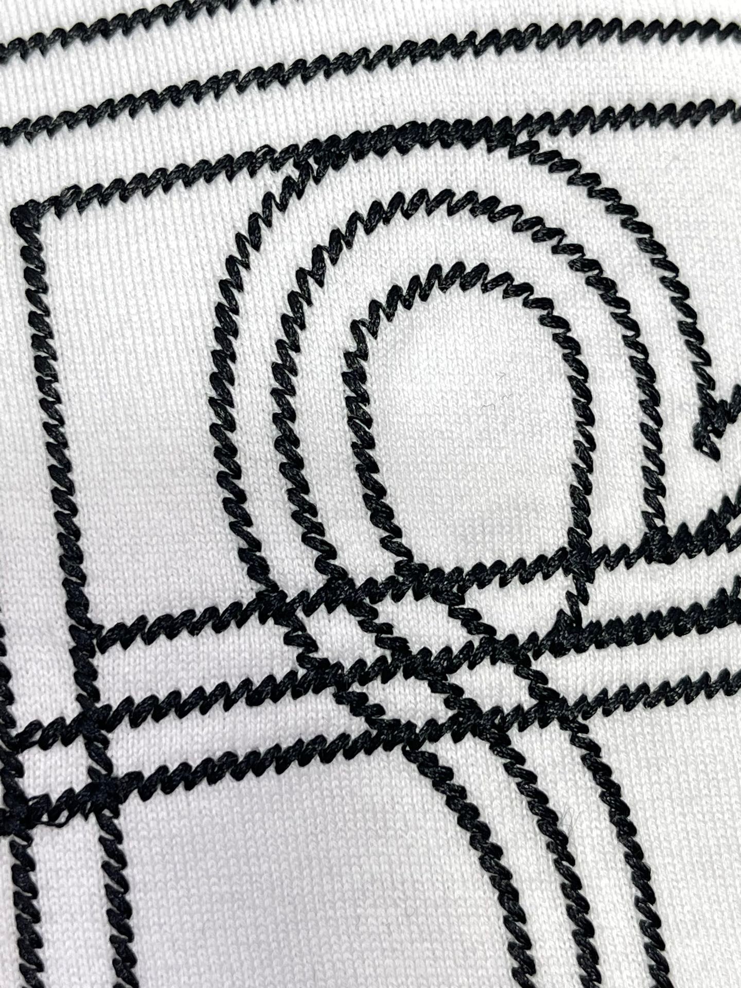 Schwarzes, weißes und blaues T-Shirt