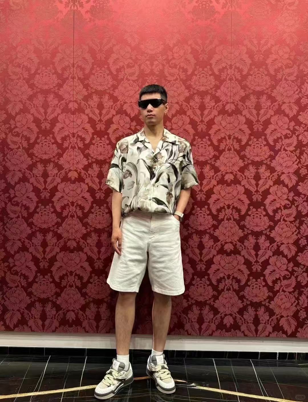 Mehrfarbiges T-Shirt mit Shorts