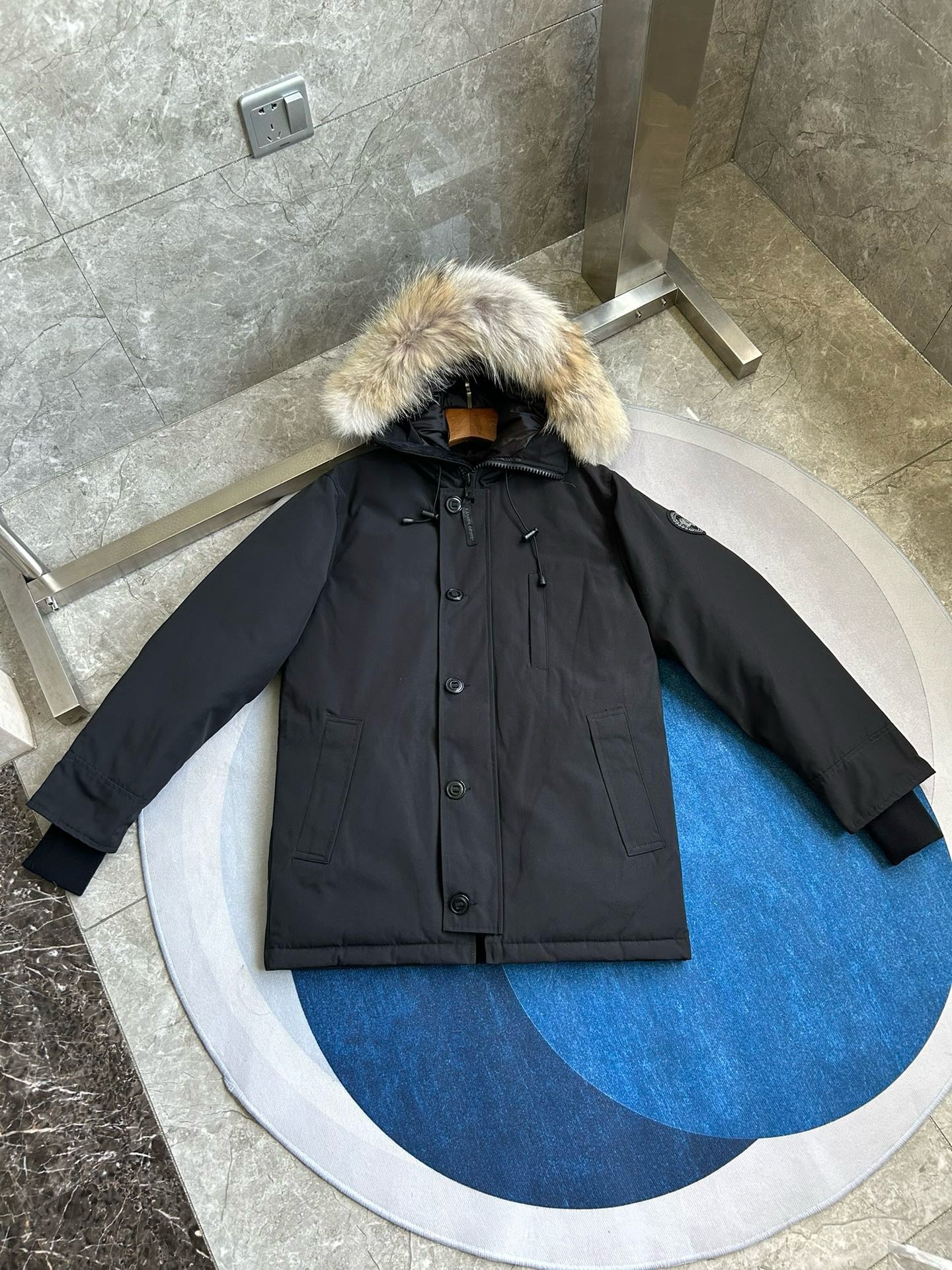 Schwarze und graue Jacke