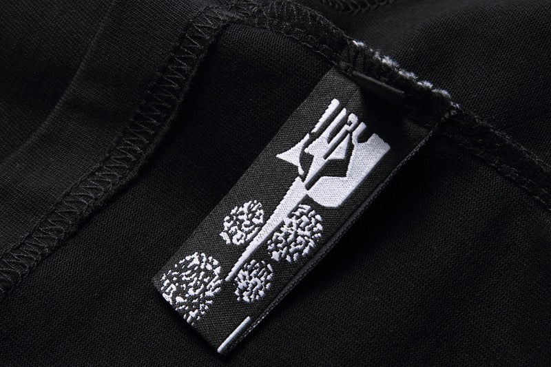 Rosa und schwarzes T-Shirt