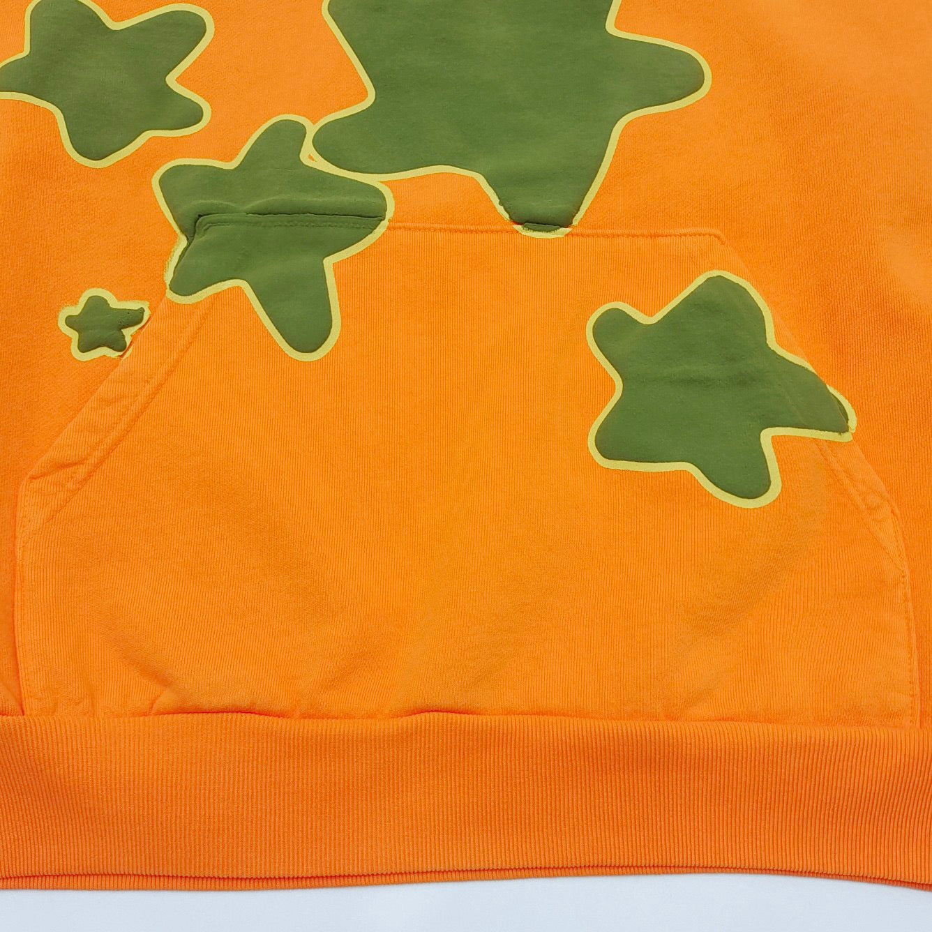 Orangefarbener Kapuzenpullover