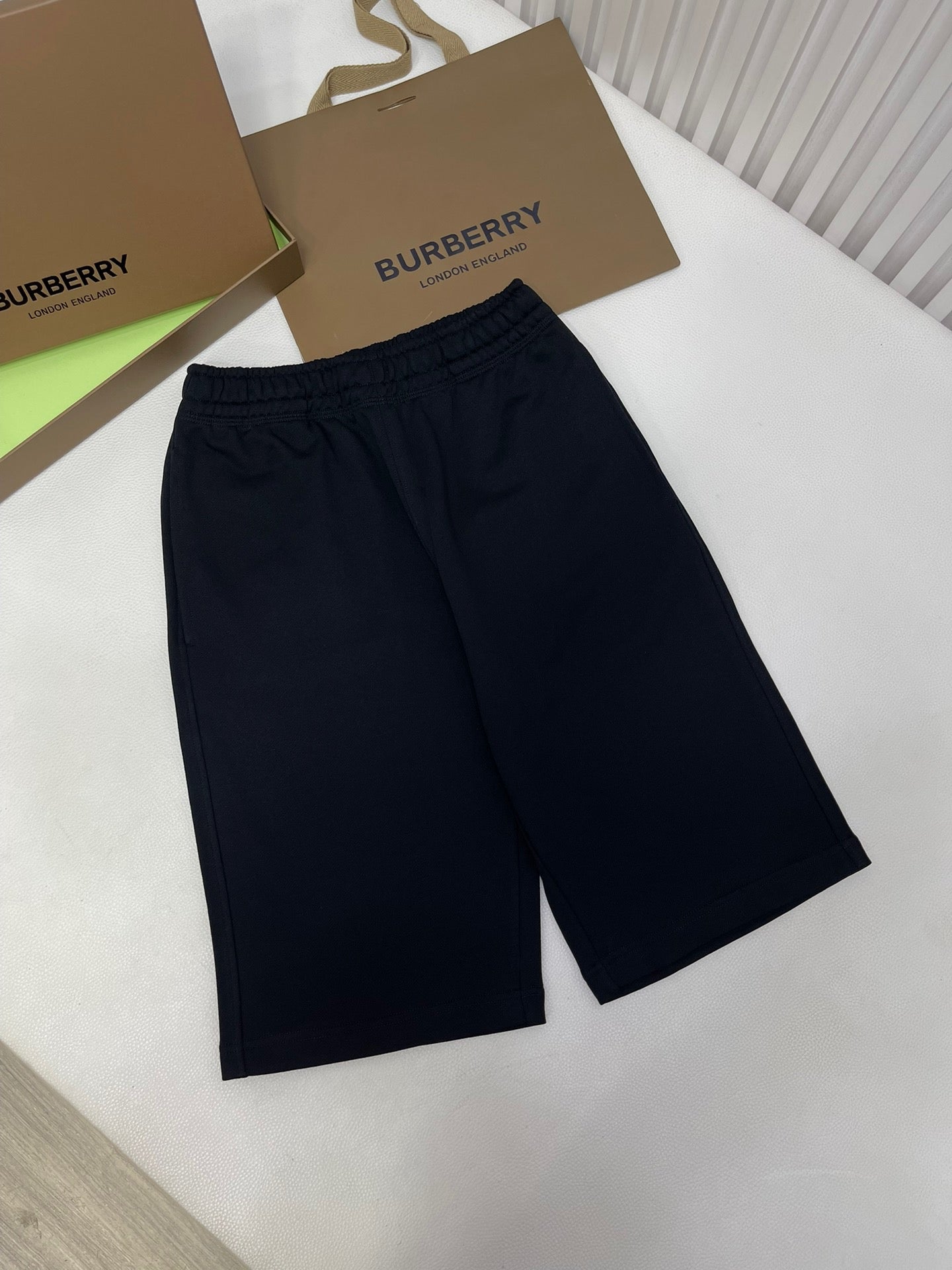 Schwarz, Weiß und Grün Short