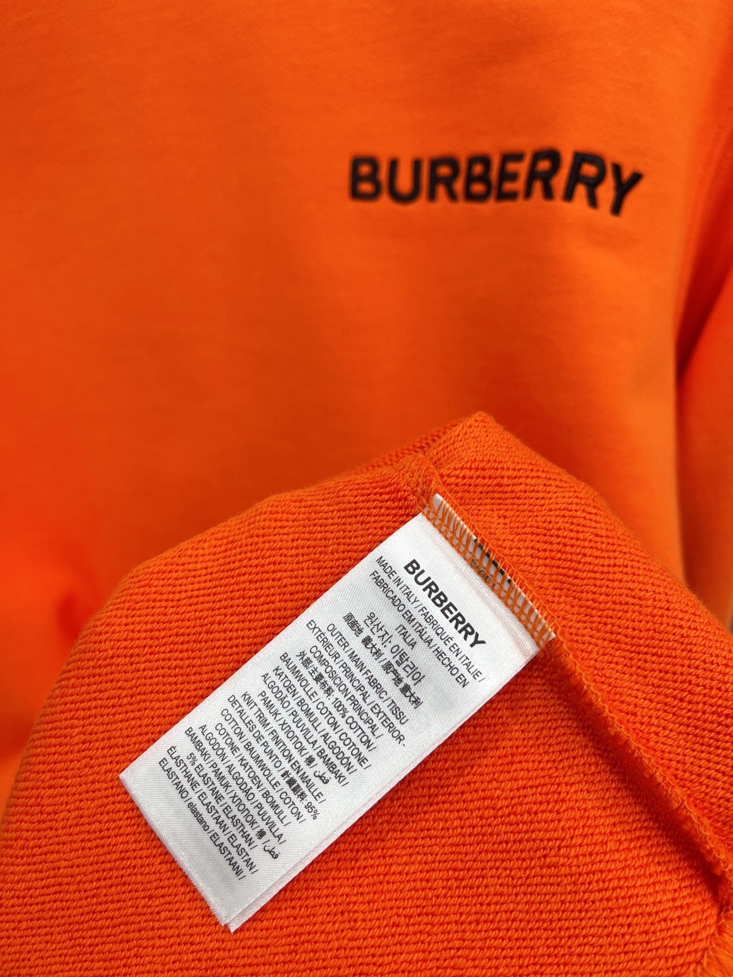 Schwarzes, dunkelblaues und orangefarbenes Trikot