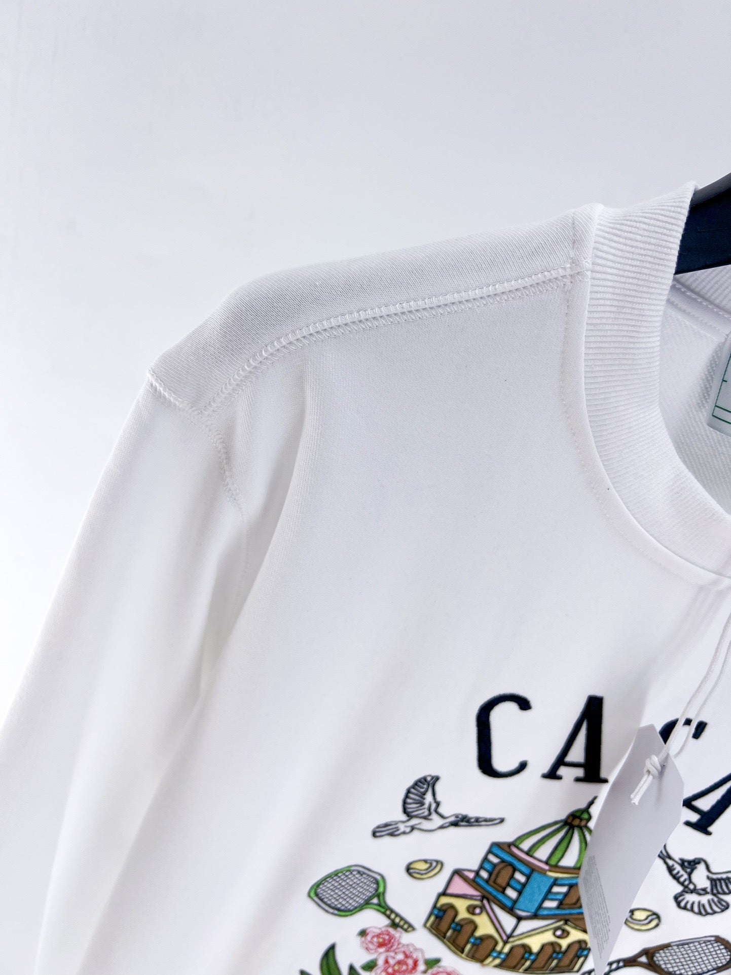 weißes und graues Sweatshirt