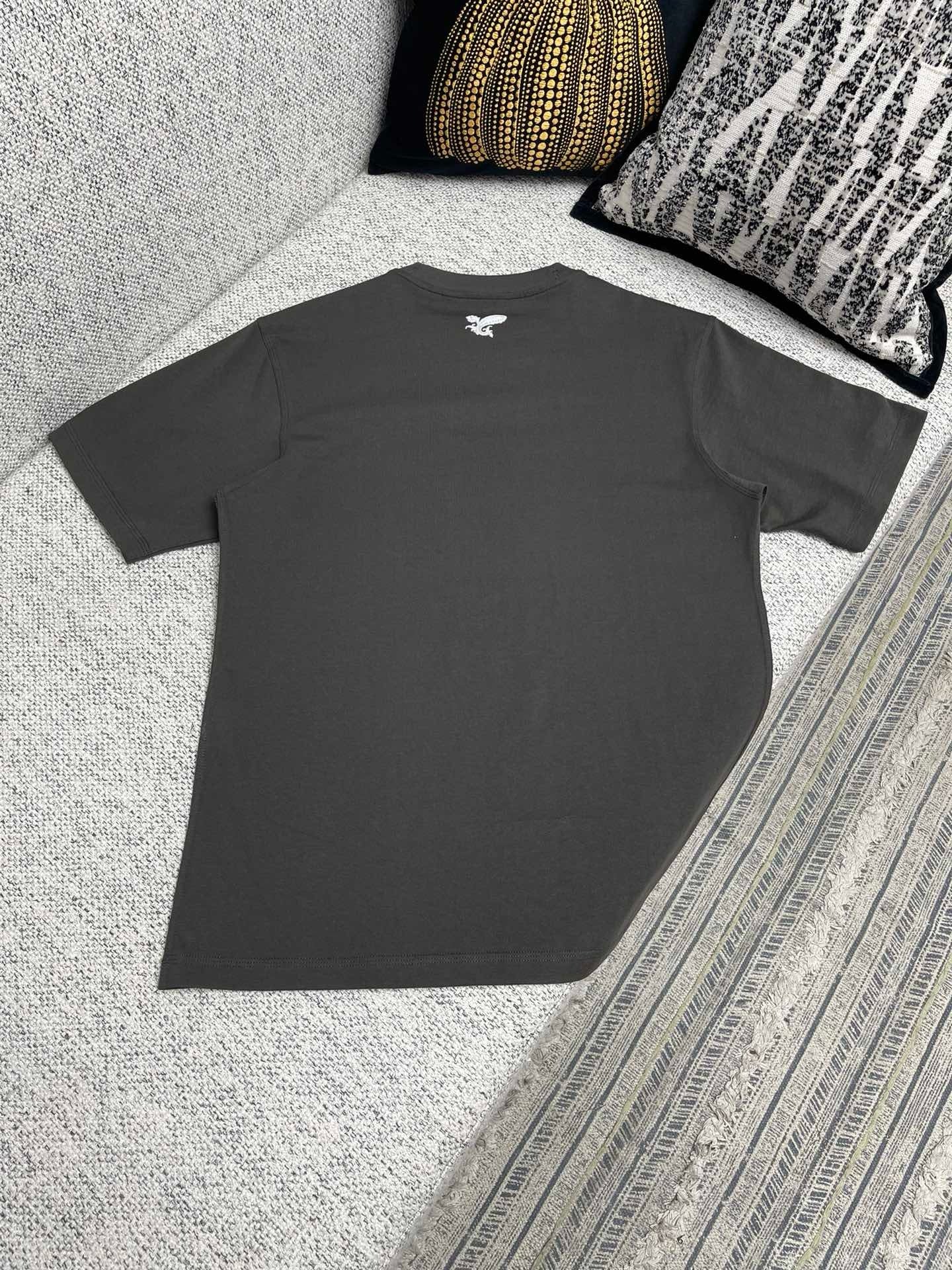 Schwarzes und beiges T-Shirt