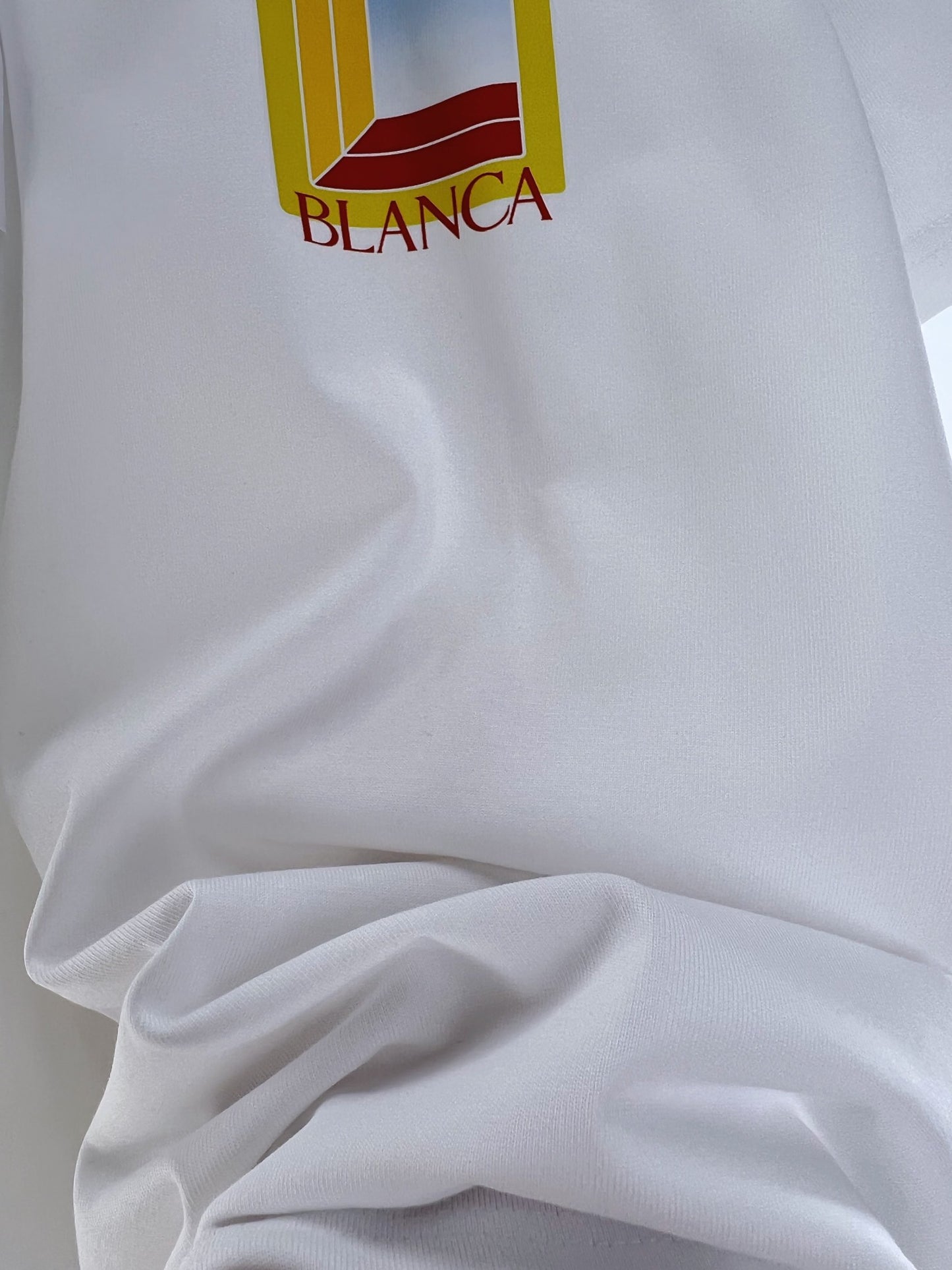 تي شيرت أصفر وأبيض