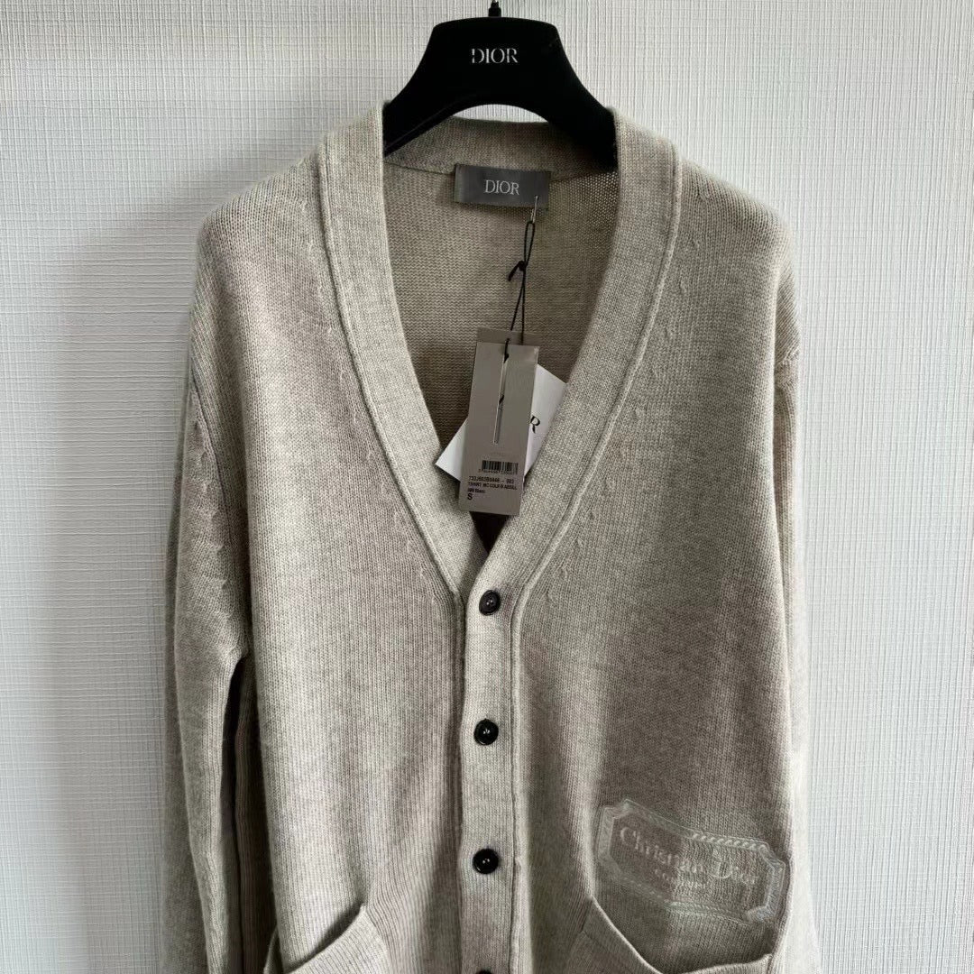 Schwarze und graue Jacke