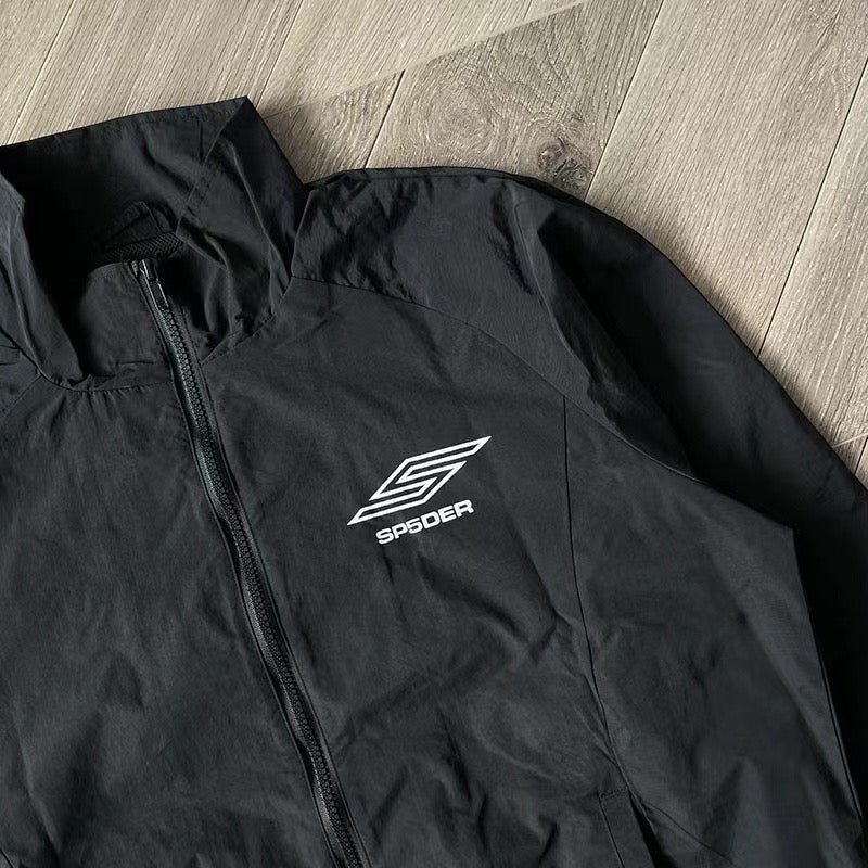 Schwarze und blaue Jacke mit Hose