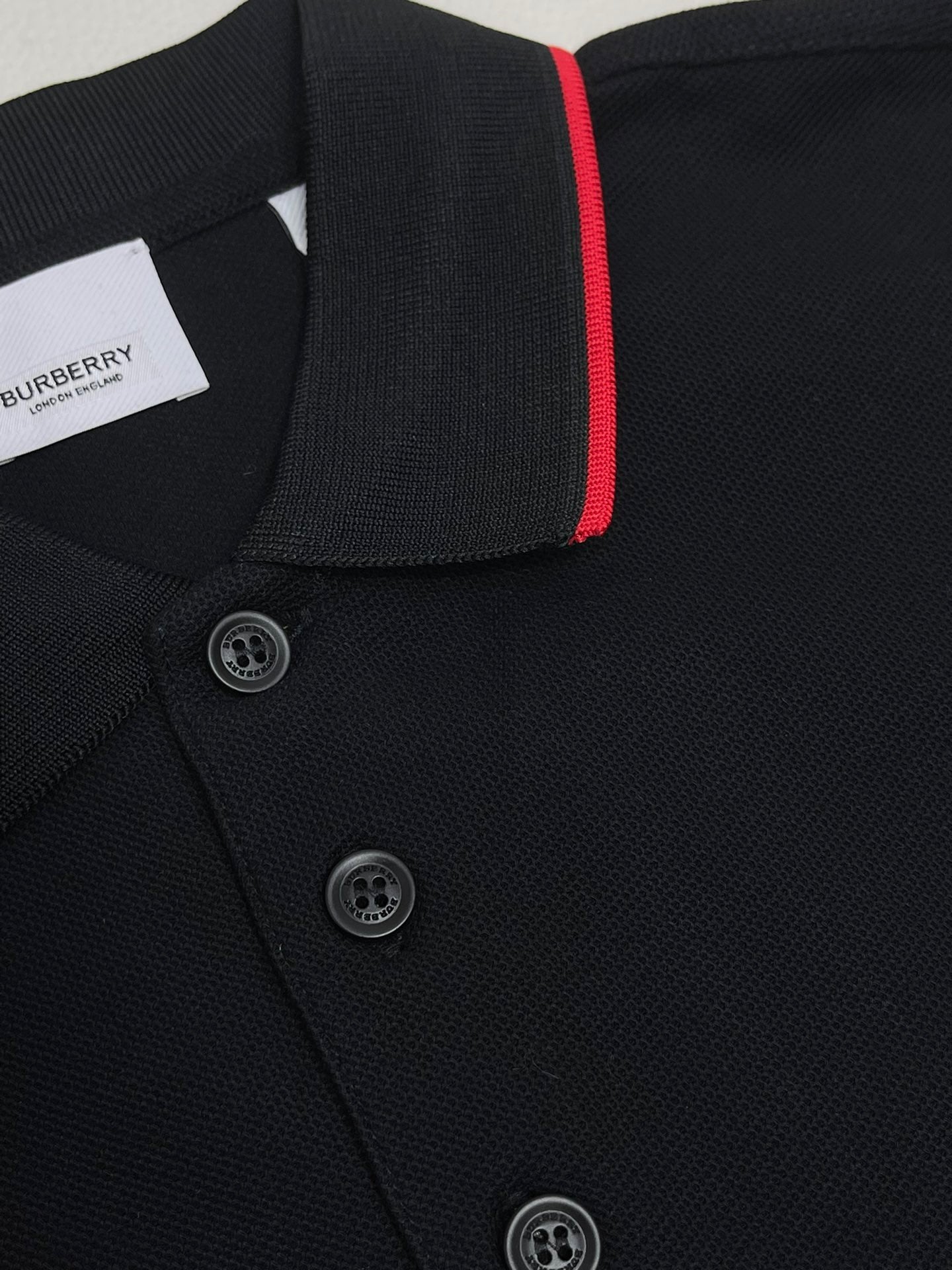 Poloshirt in Schwarz, Weiß, Marineblau und Hellblau