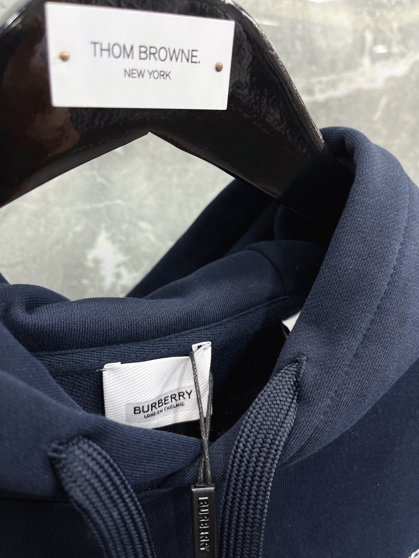 Schwarzer, dunkelblauer und orangefarbener Hoodie