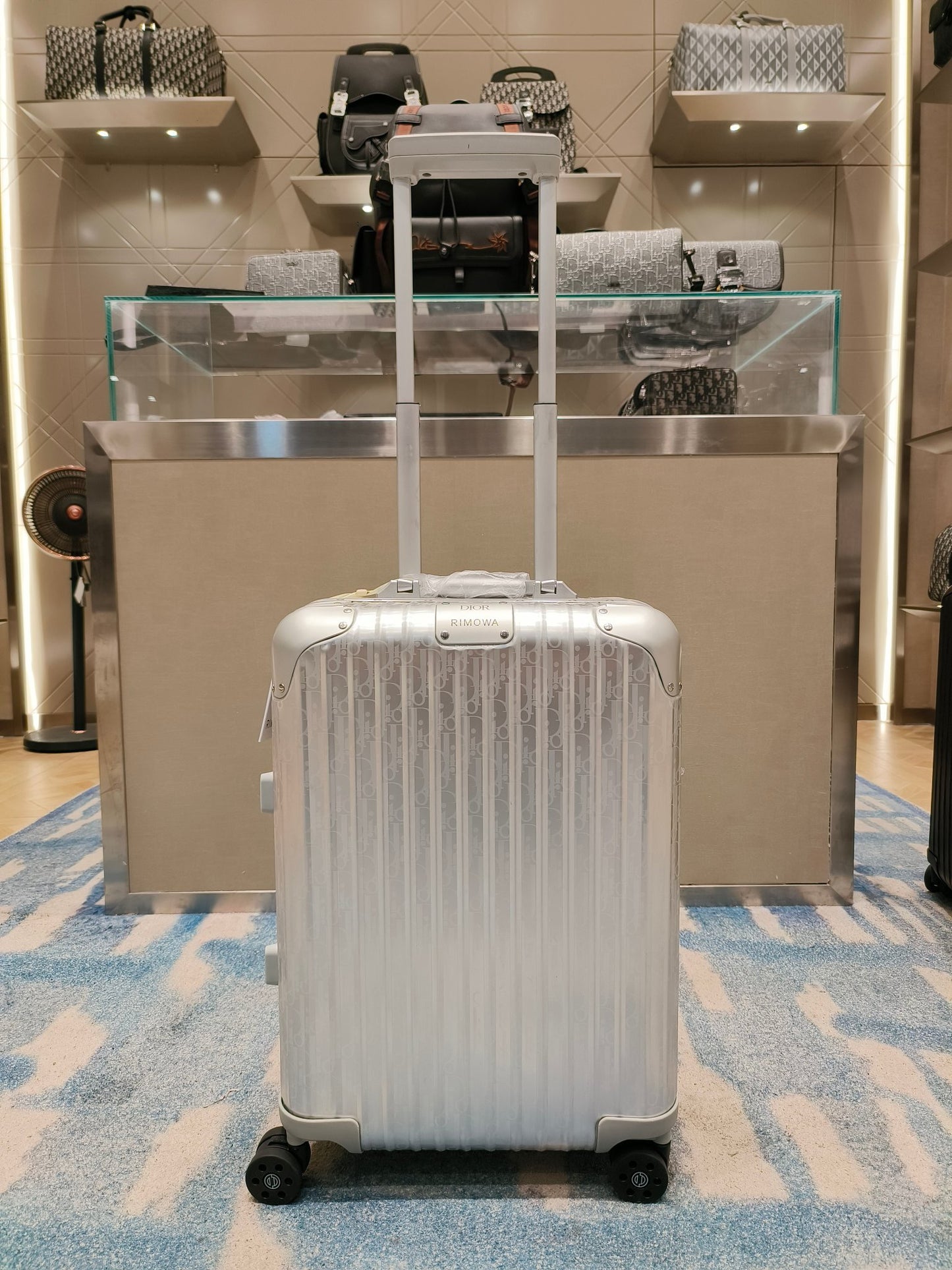 Schwarzer, silberner und brauner Koffer