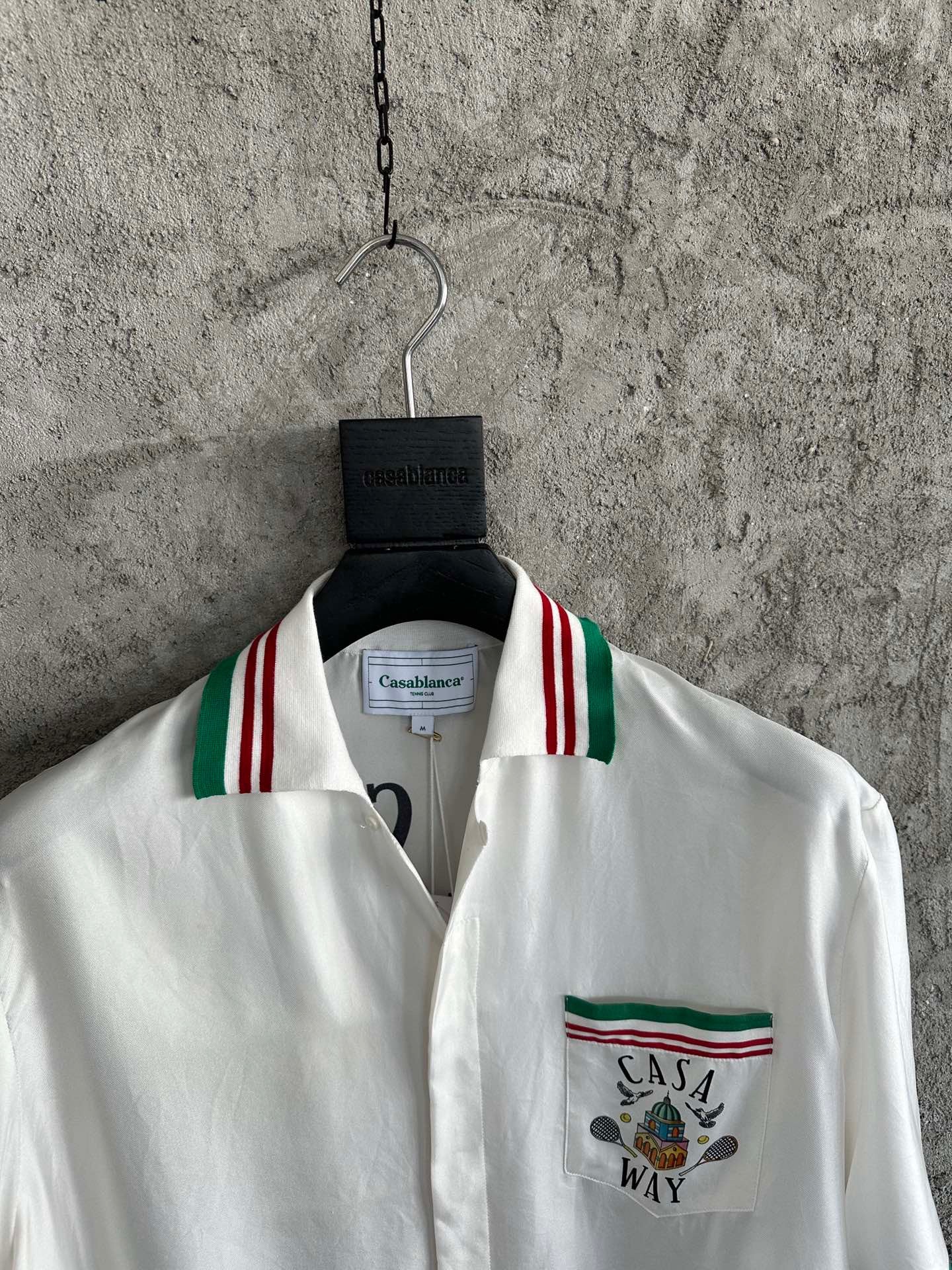 قميص متعدد الألوان