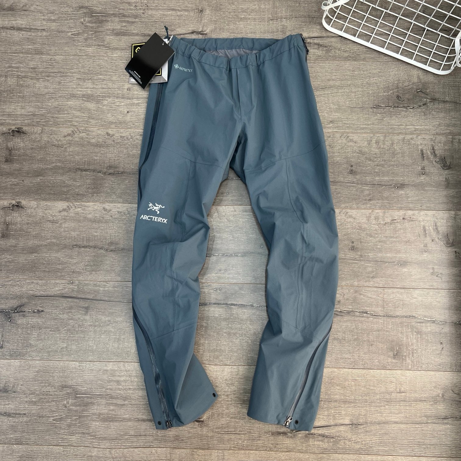 Blaue und schwarze Hose