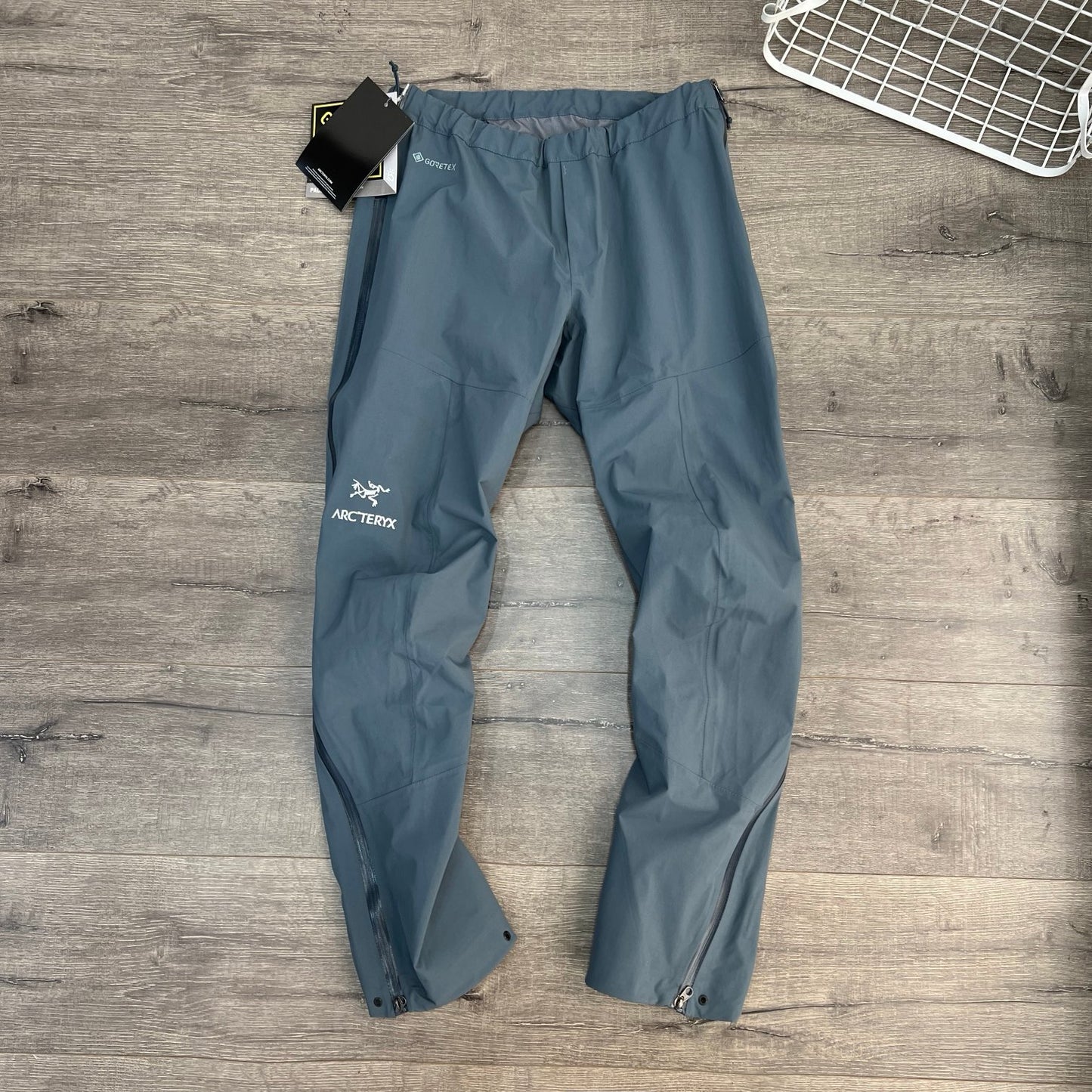 Blaue und schwarze Hose