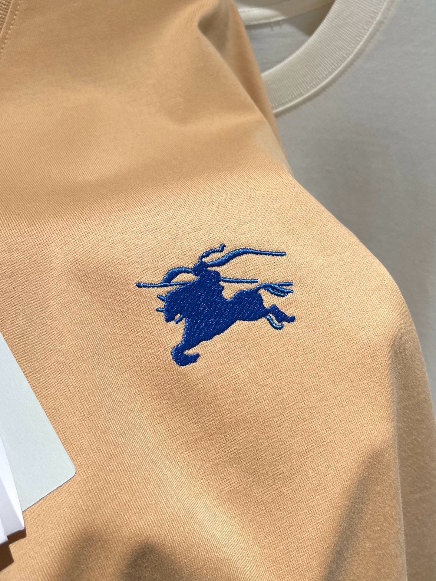 Dunkelblaues und khakifarbenes T-Shirt