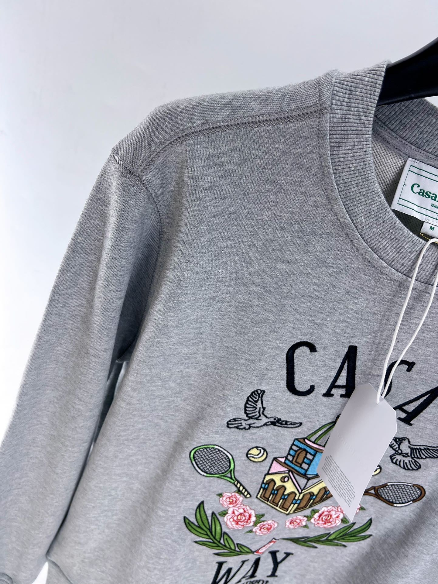 weißes und graues Sweatshirt