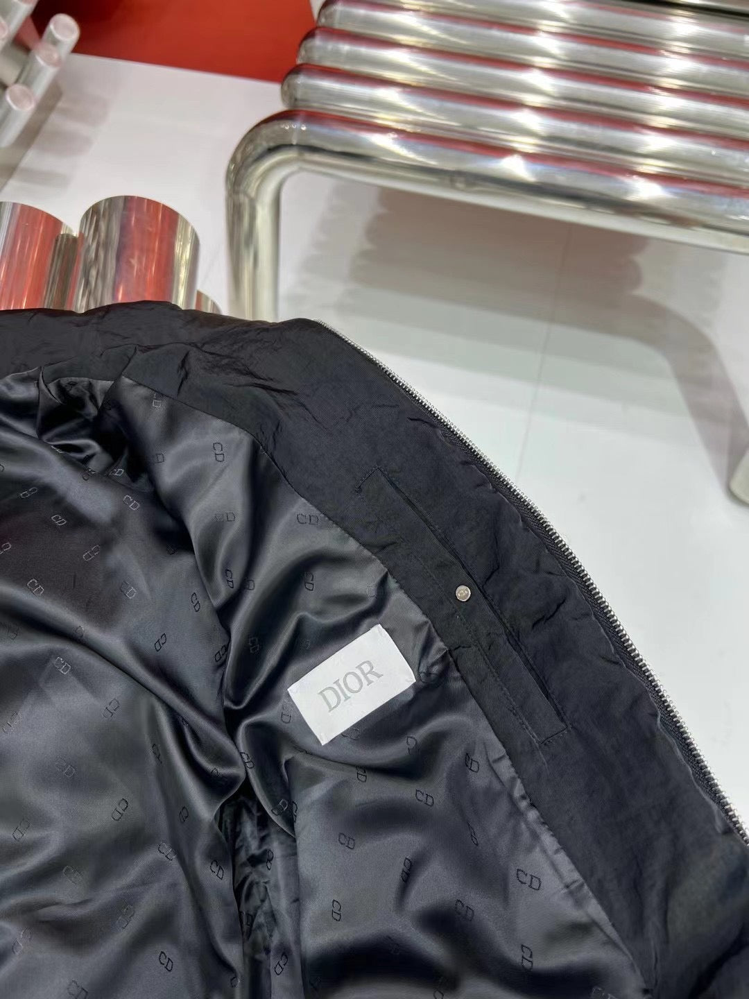 Schwarze und hellblaue Jacke