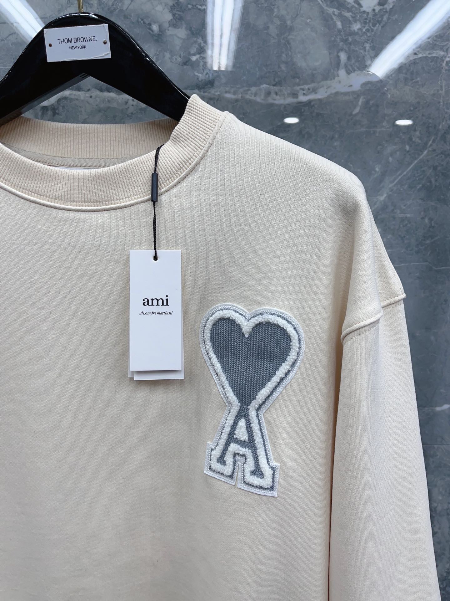 Jersey negro, gris y blanco