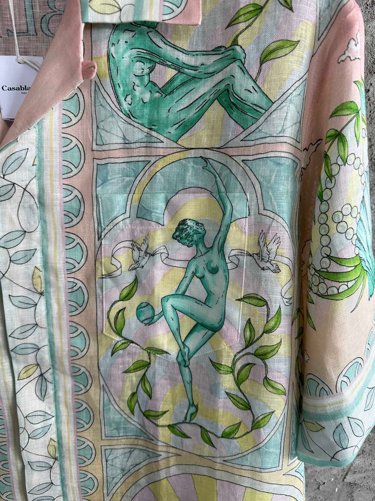 قميص متعدد الألوان