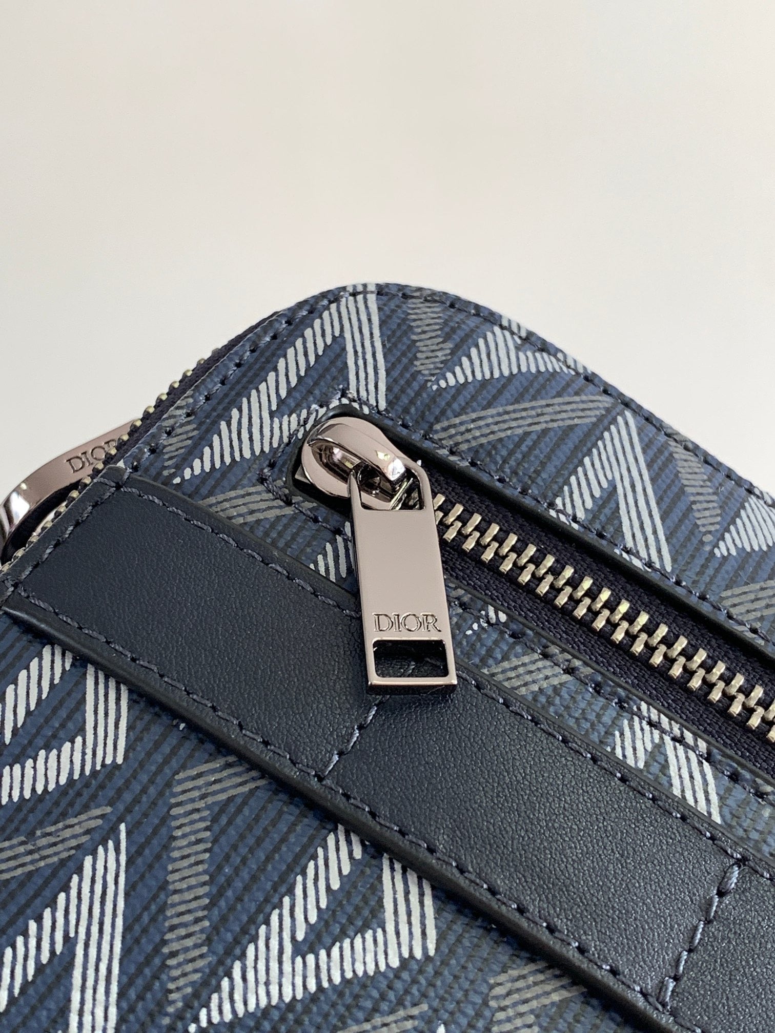 Dunkelblaue Tasche