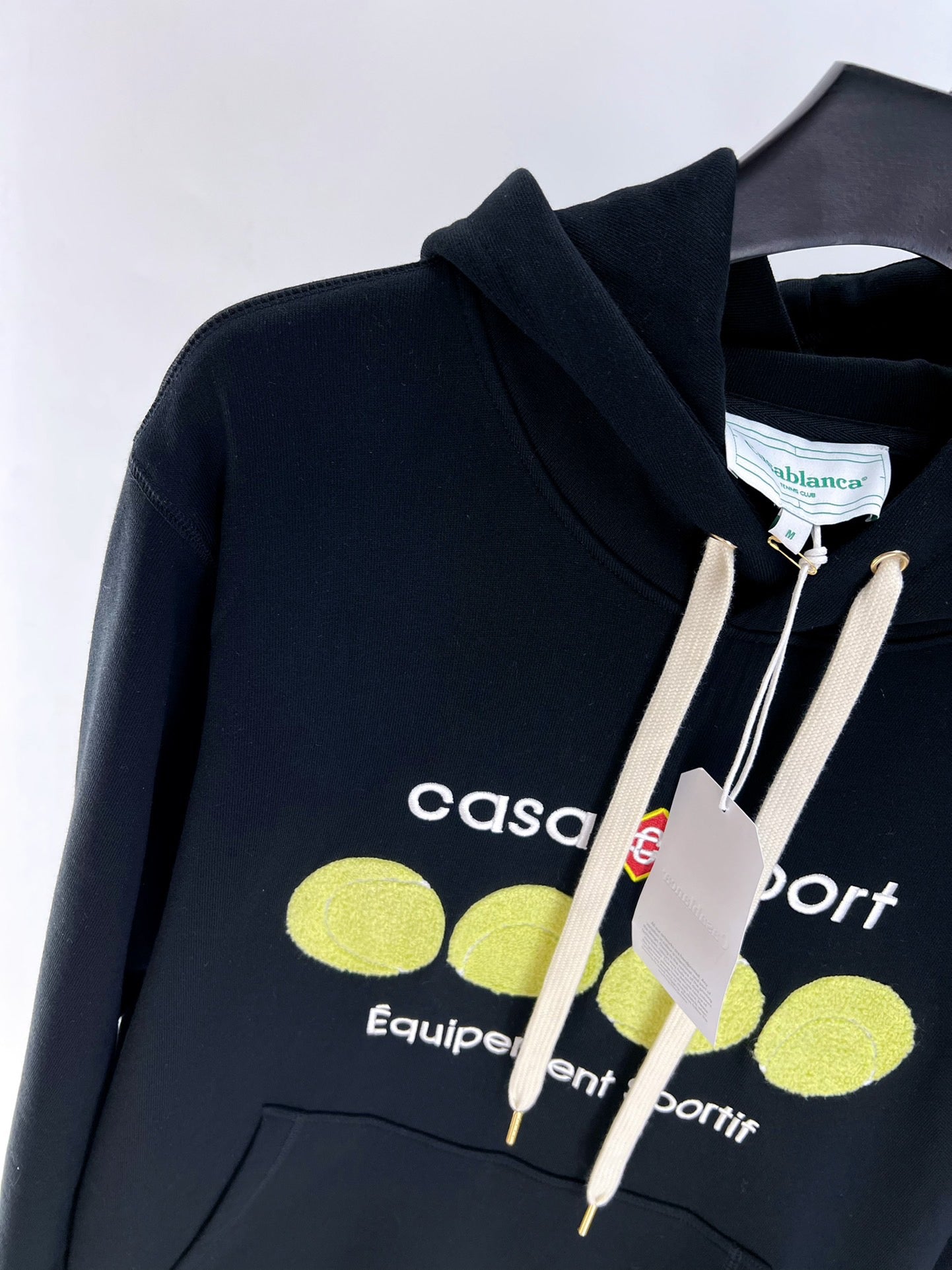 هودي باللونين الأبيض والأسود