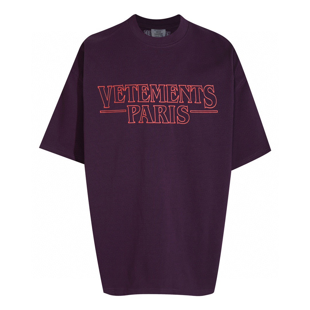 Schwarzes, weißes und lila T-Shirt