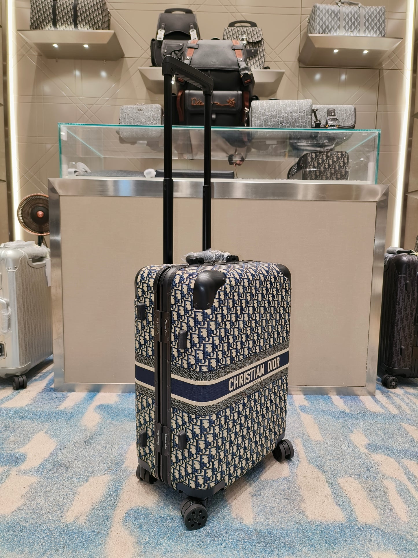 Schwarzer, silberner und brauner Koffer