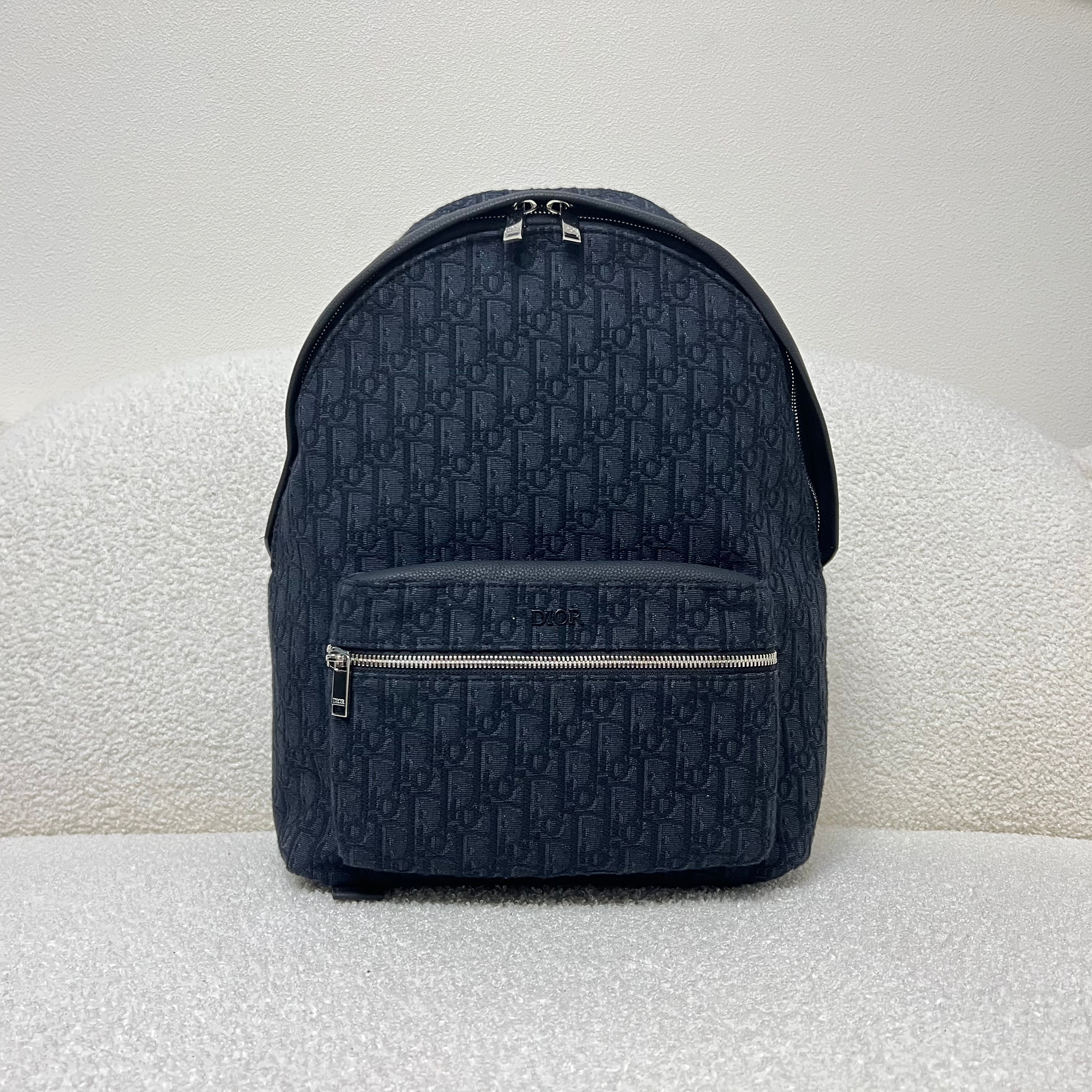 Blaue und schwarzgraue Tasche