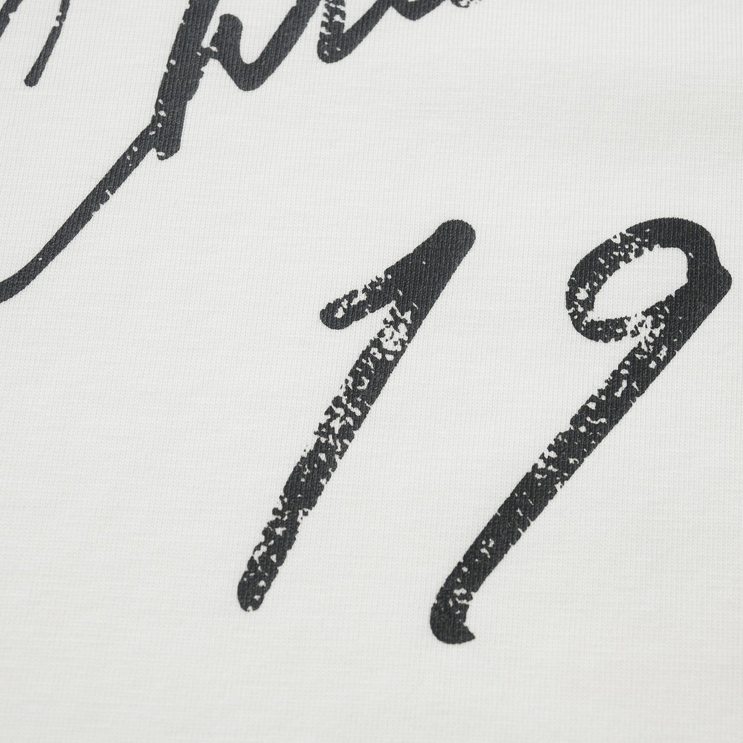 Schwarzes, weißes und blaues T-Shirt