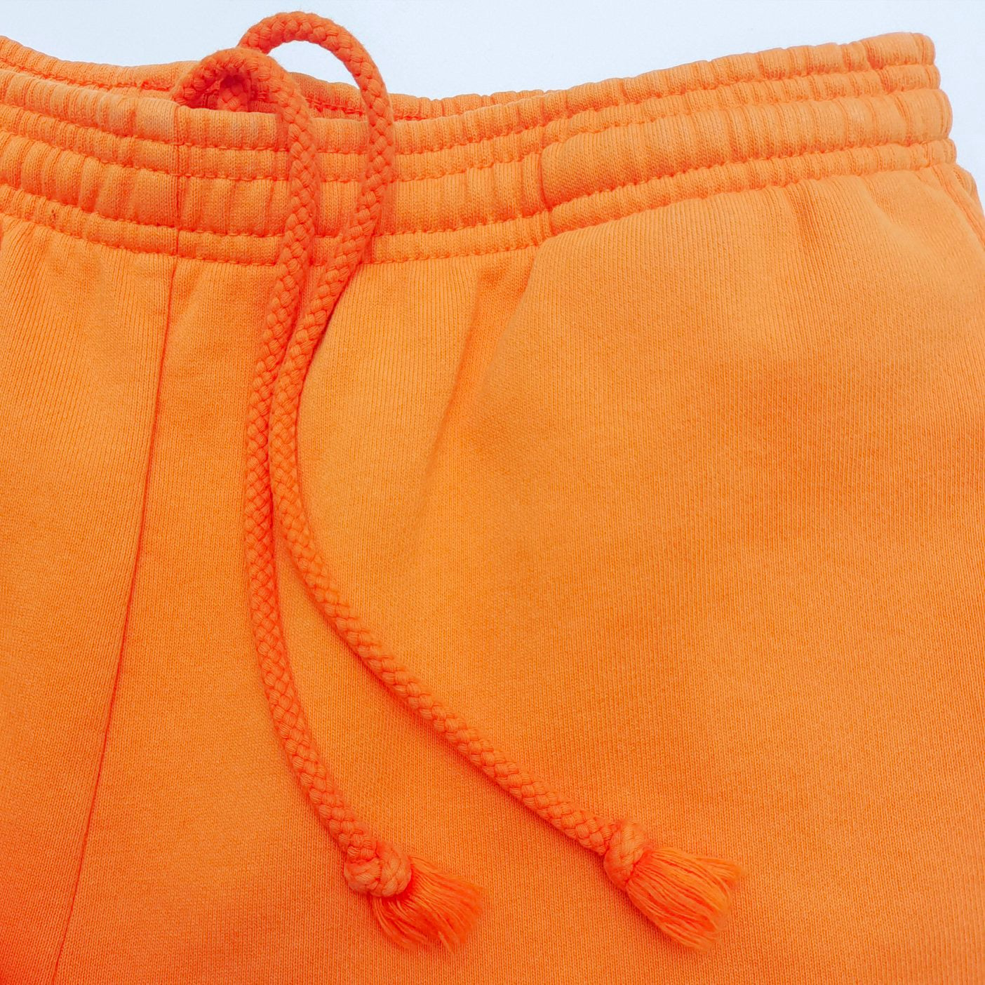Orangefarbene Hose
