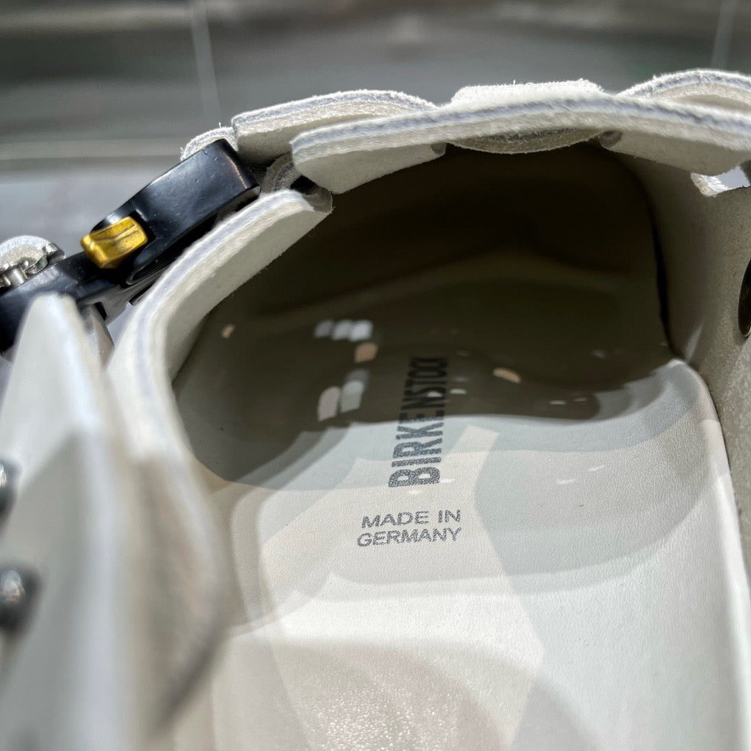 أحذية باللون الأسود والرمادي والأبيض العاجي