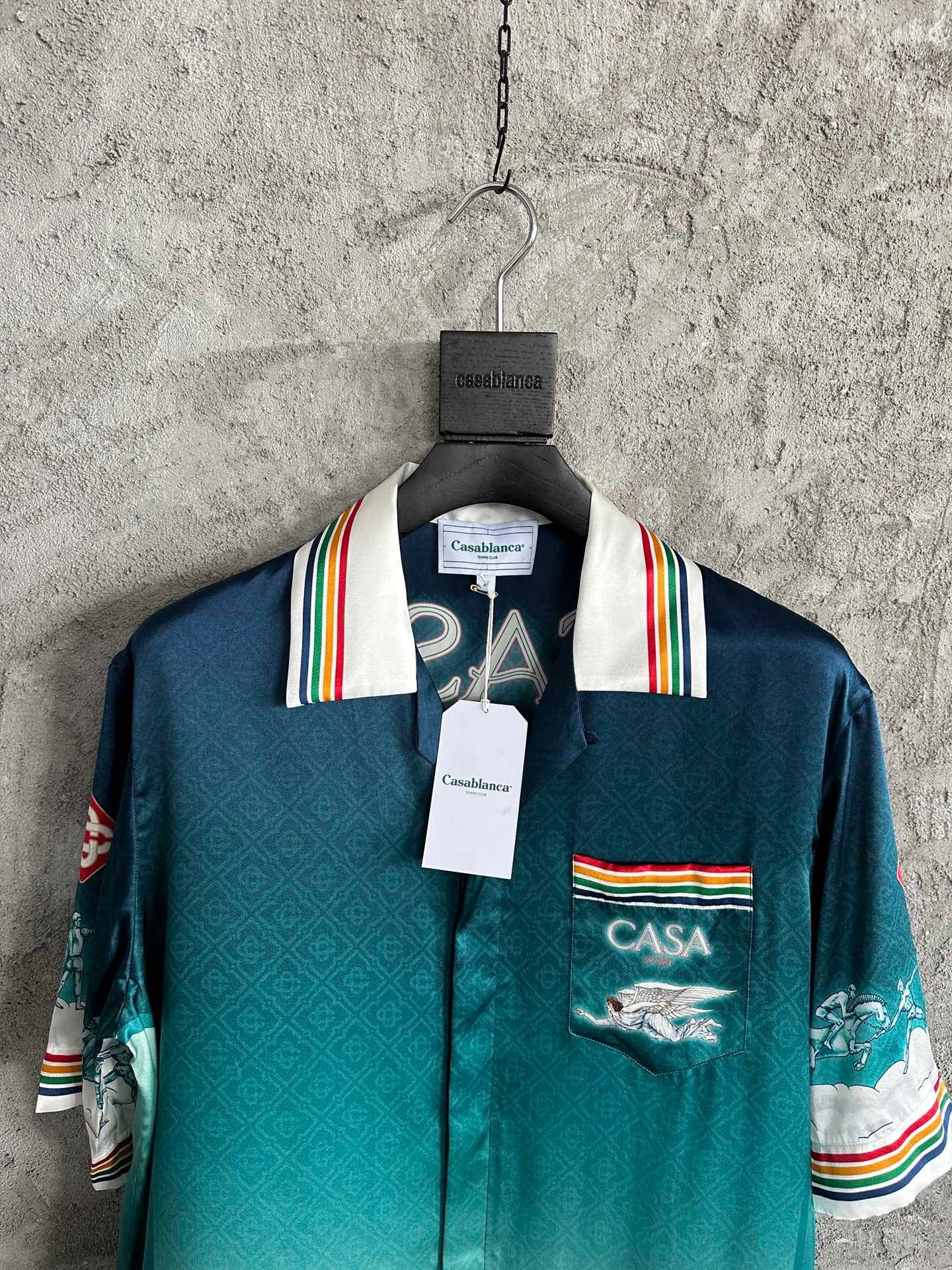 قميص متعدد الألوان