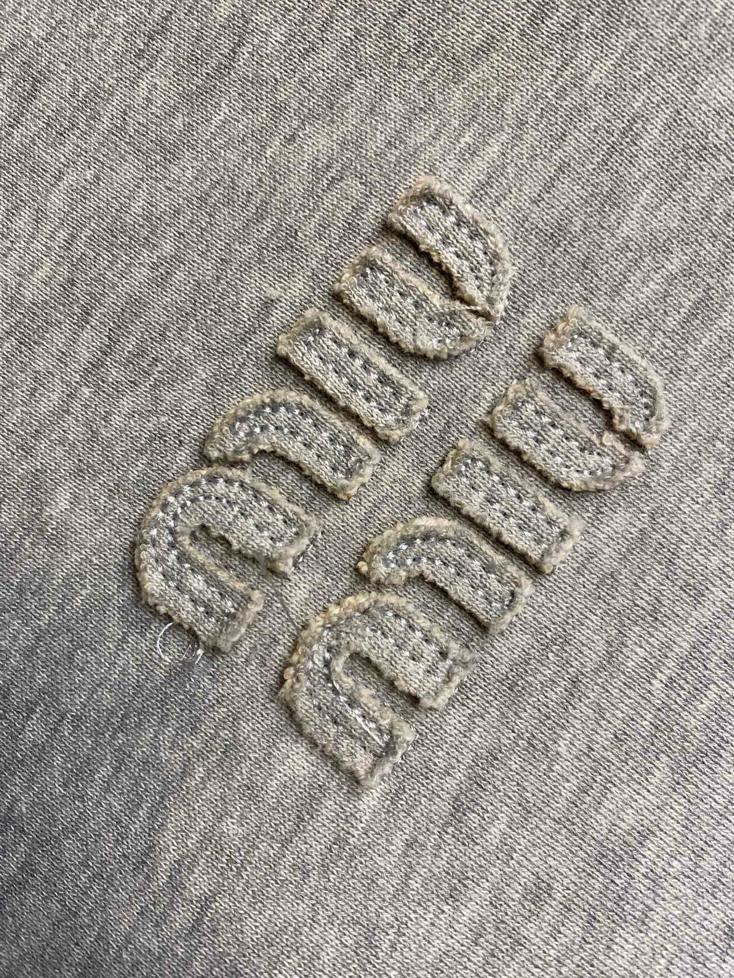 Grauer Hoodie